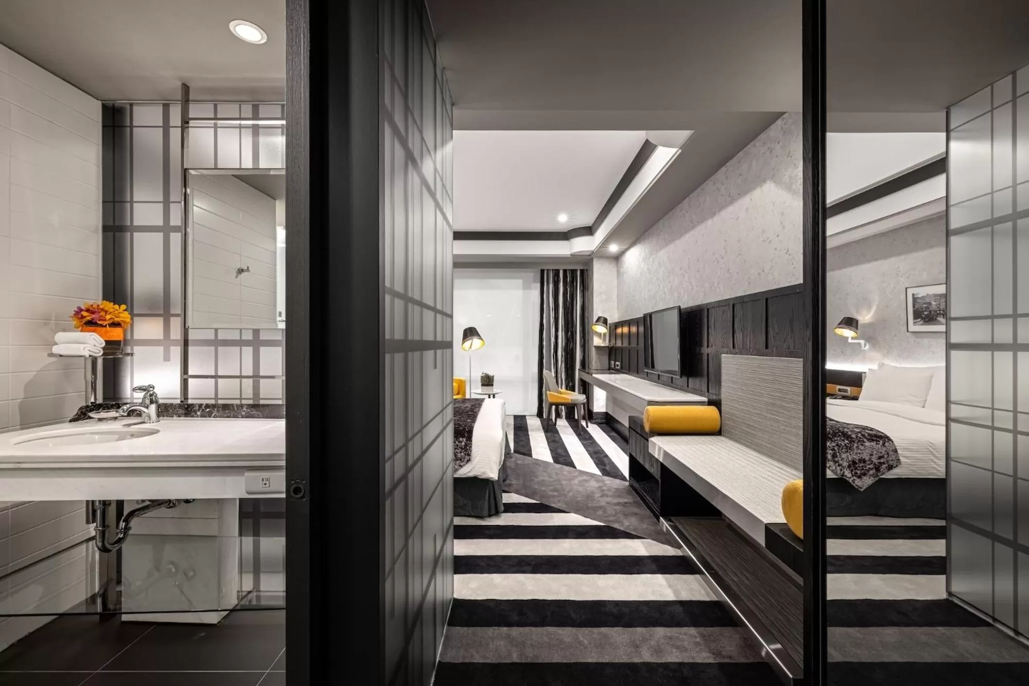 Photo of the whole room, Bed in Grand Victoria Hotel