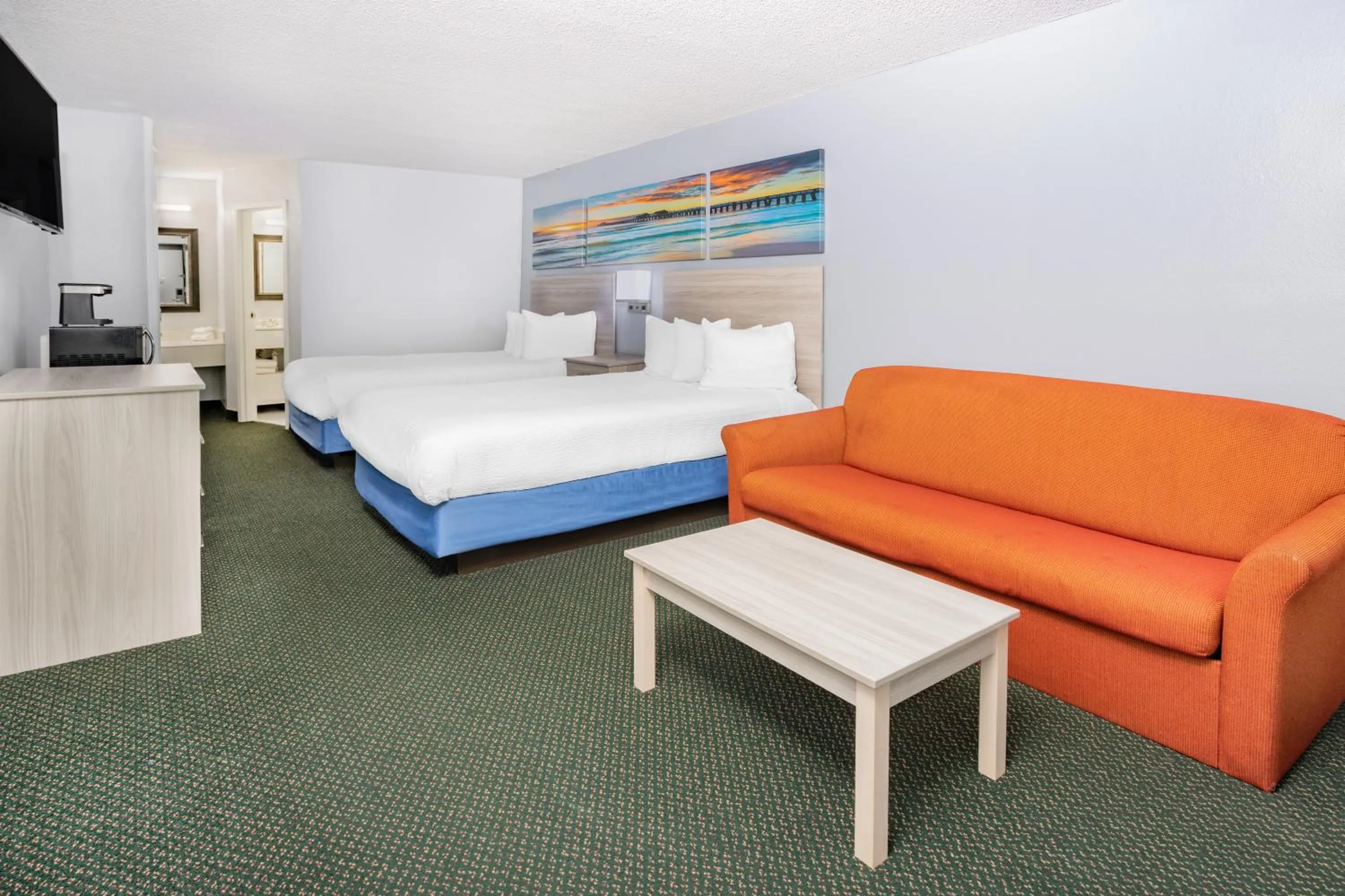 Communal lounge/ TV room, Bed in Days Inn & Suites by Wyndham Colonial