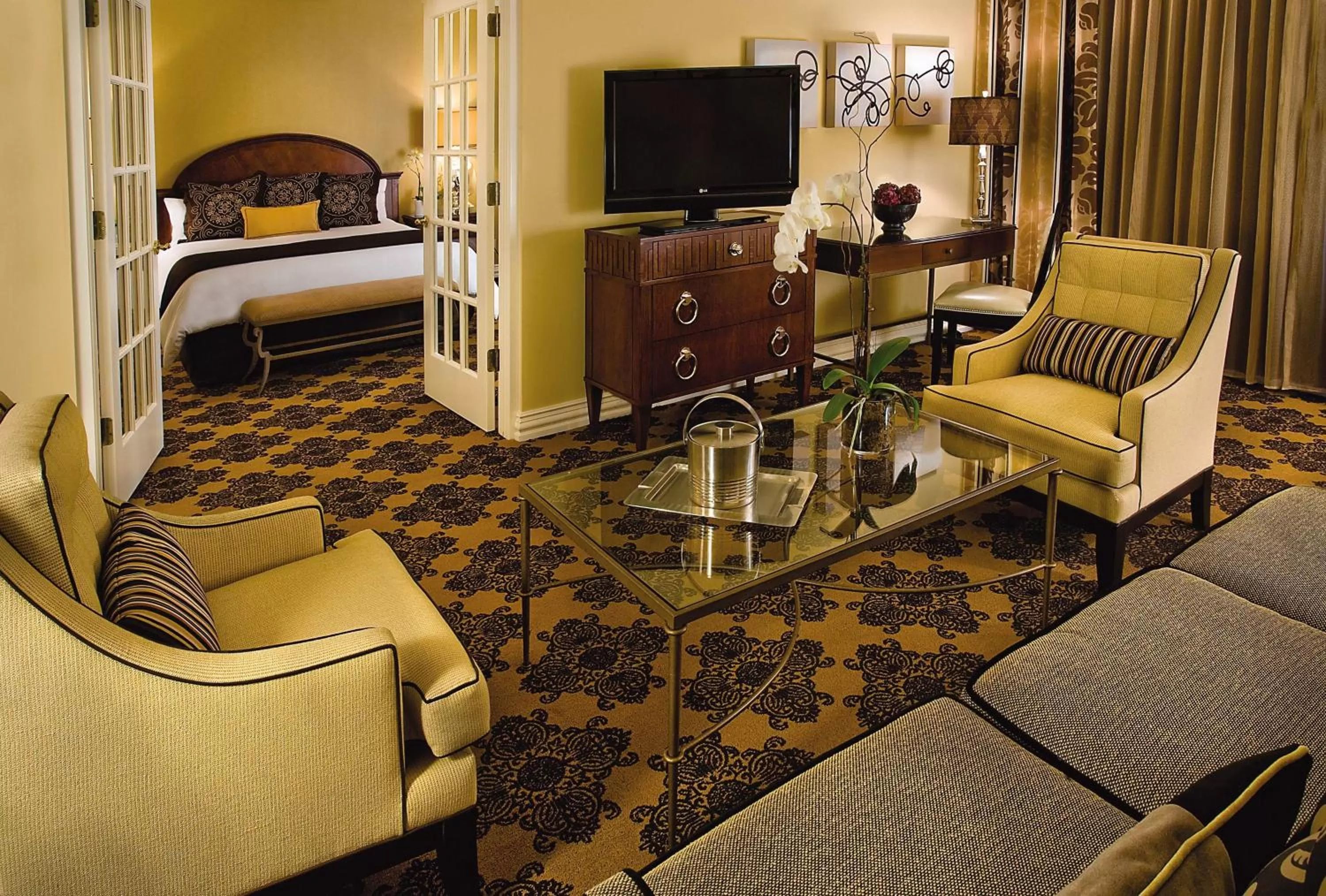 Bed in Omni Houston Hotel