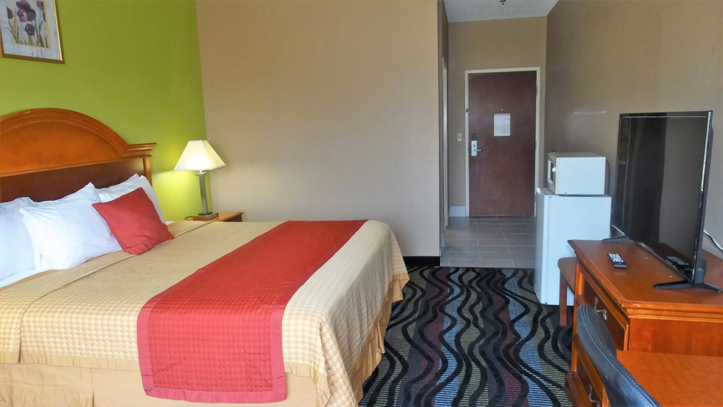 Bed in Oak Tree Inn & Suites