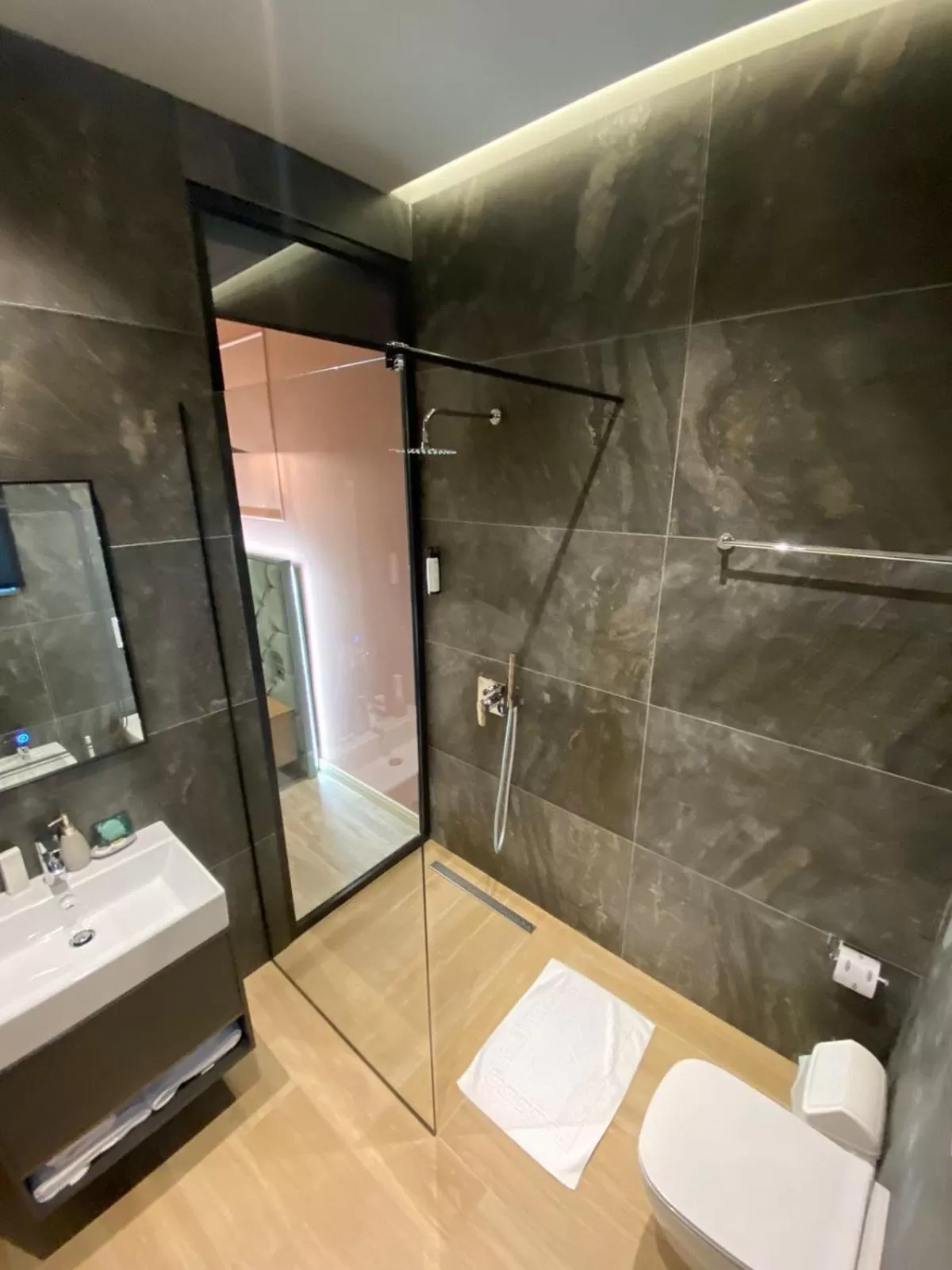 Shower in Ardenica Boutique Hotel