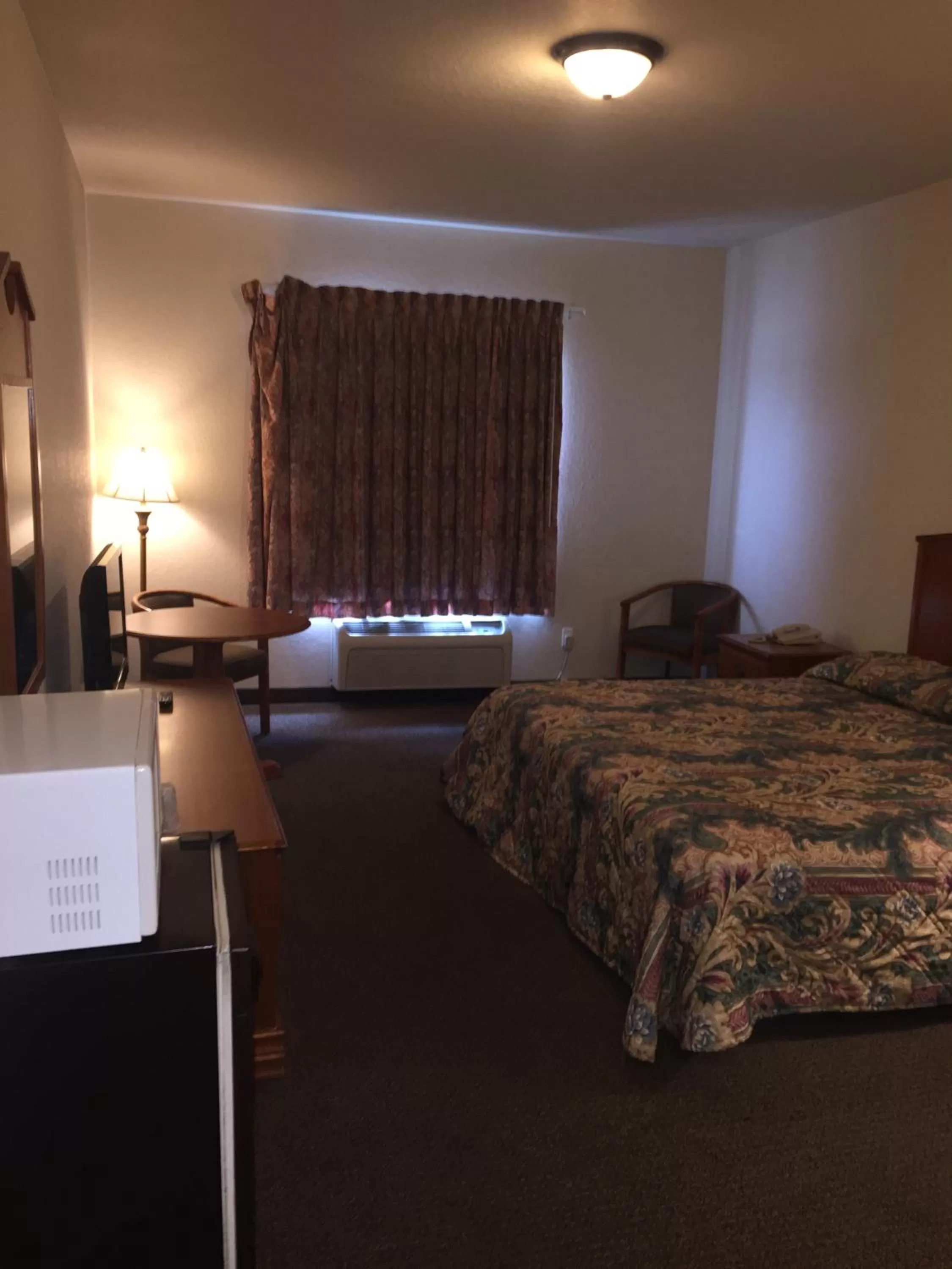 Bedroom, Bed in Studio 7 Harker Heights