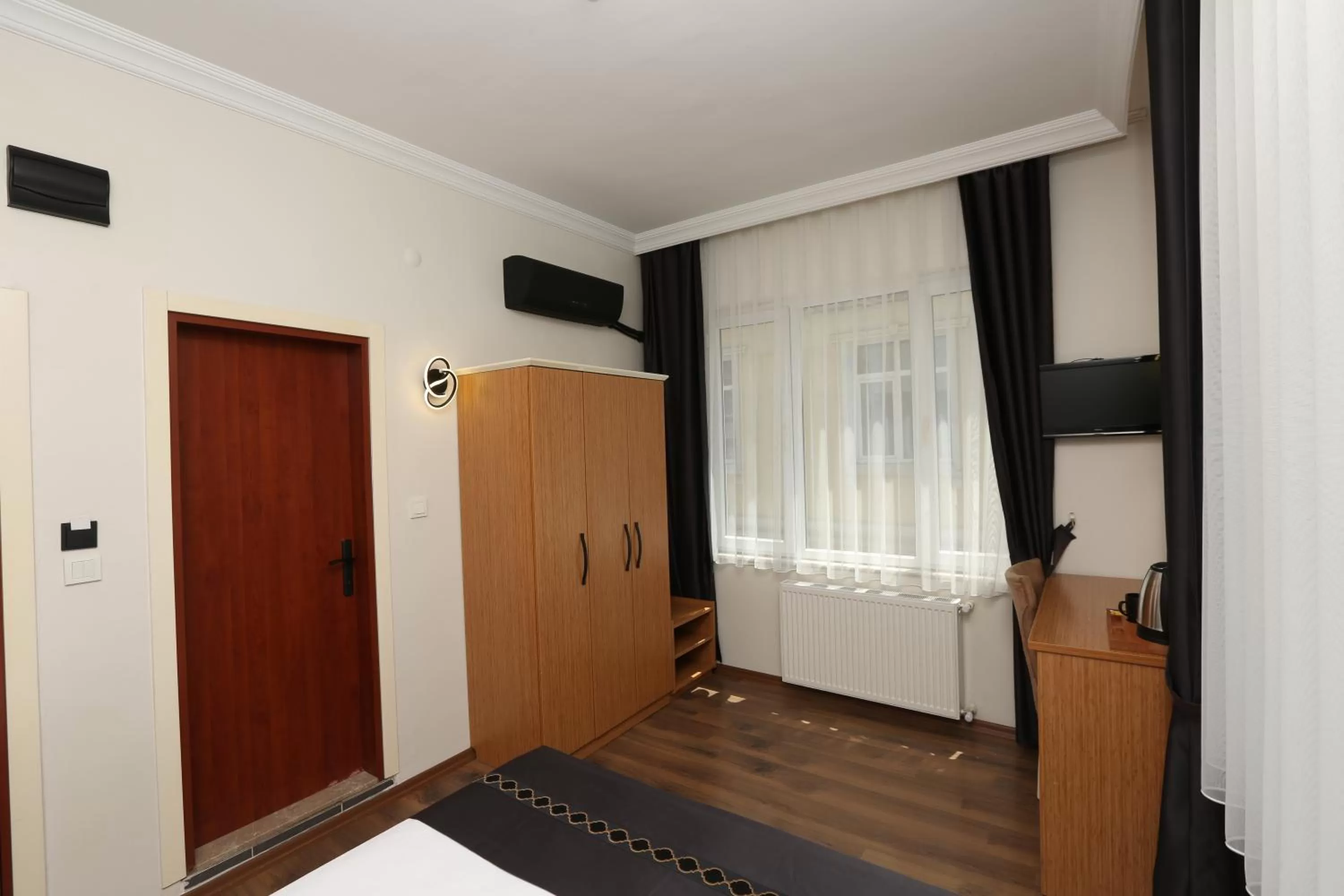 Seating area, Bed in Perazre Hotel