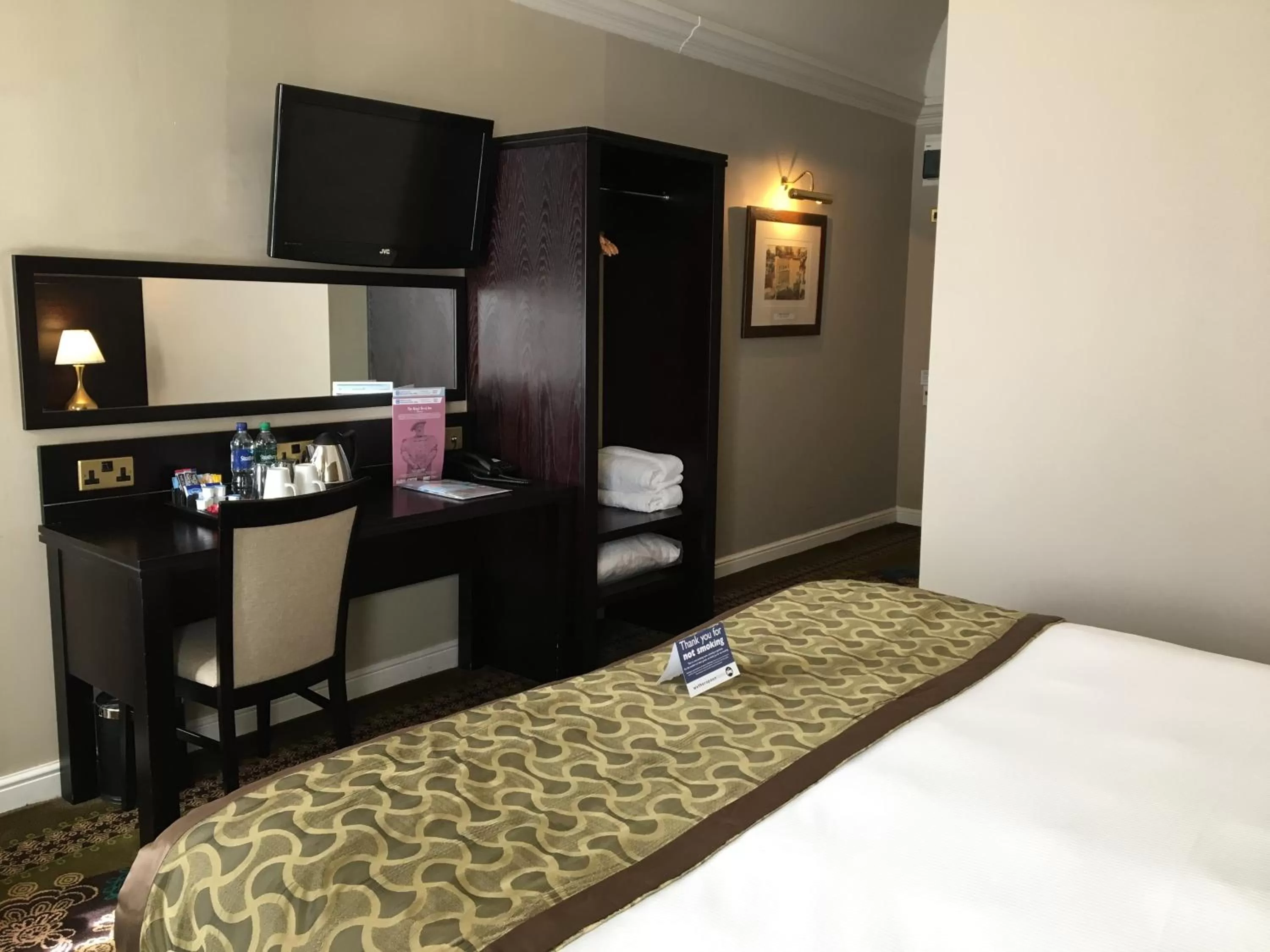 Bedroom, TV/Entertainment Center in The Kings Head Inn Wetherspoon