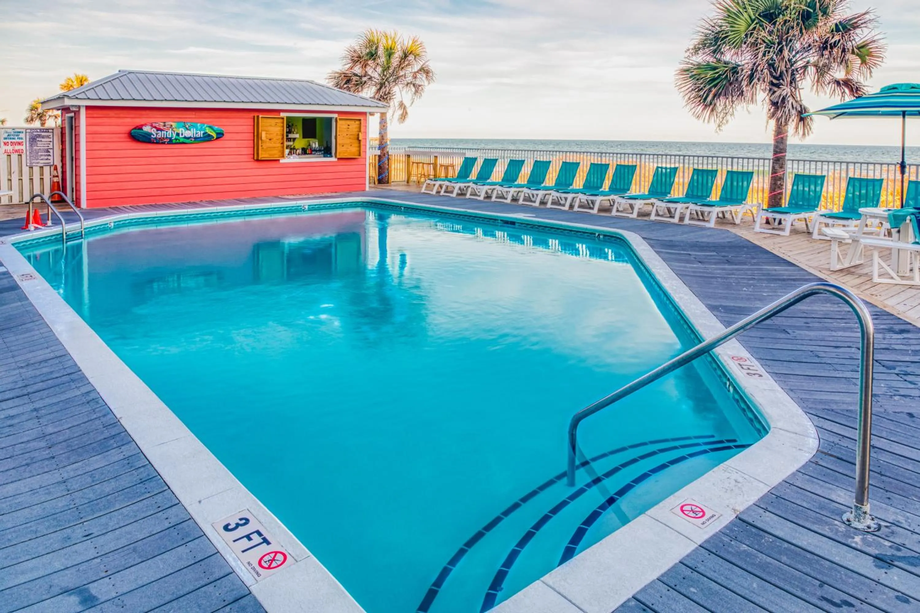 Swimming pool in The Islander Inn