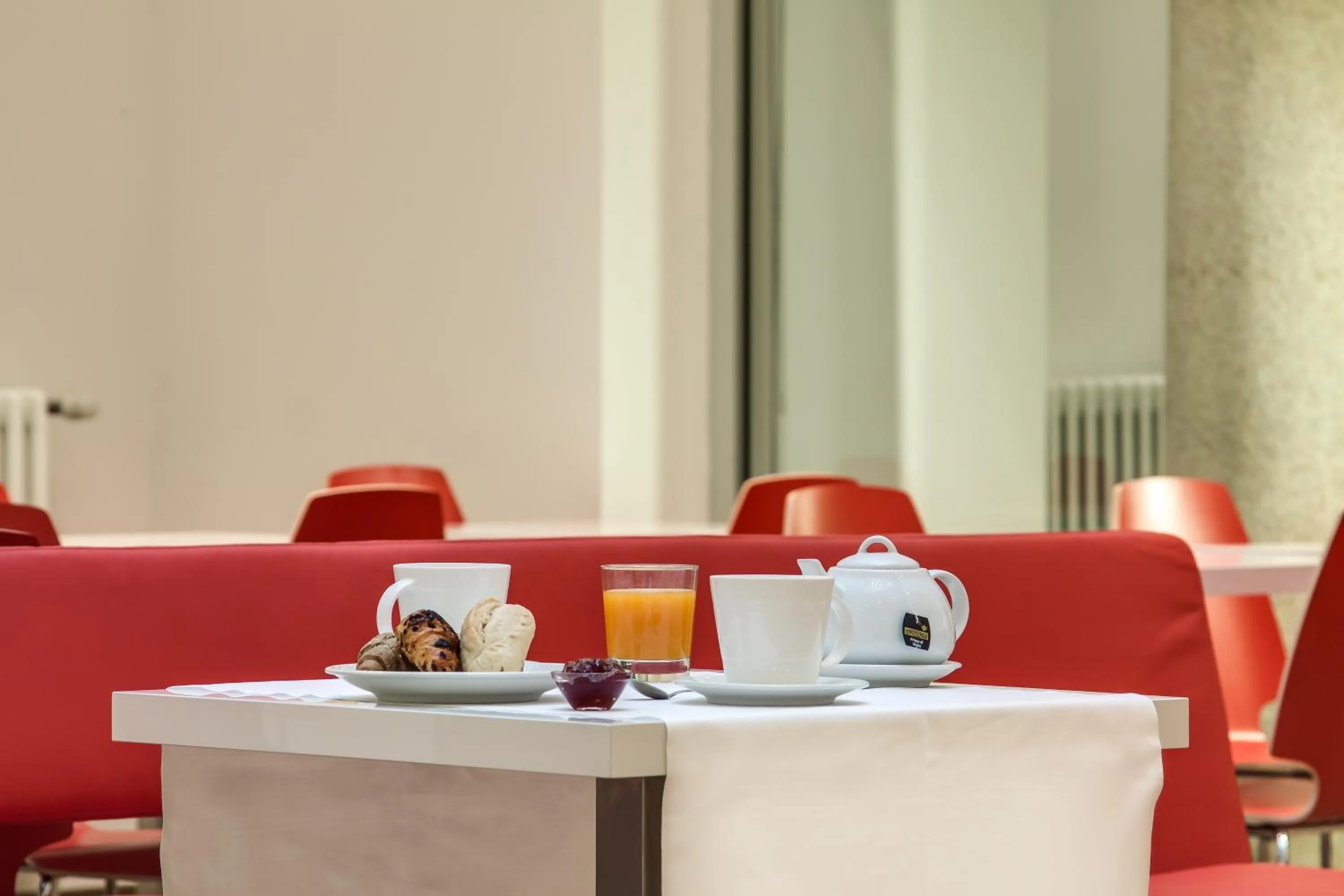 Restaurant/places to eat in Genius Hotel Downtown