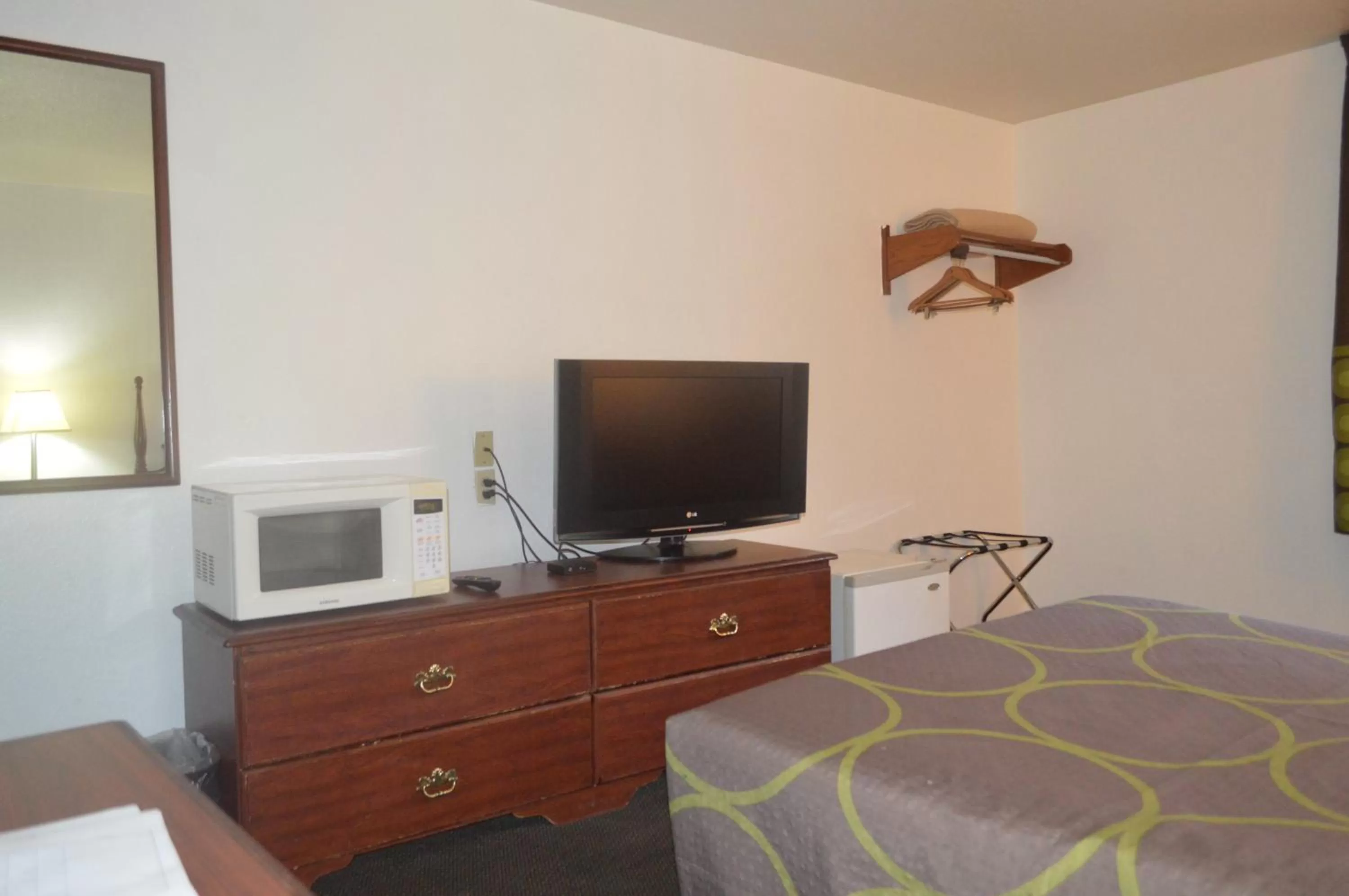 Bedroom, Bed in American Elite Inn