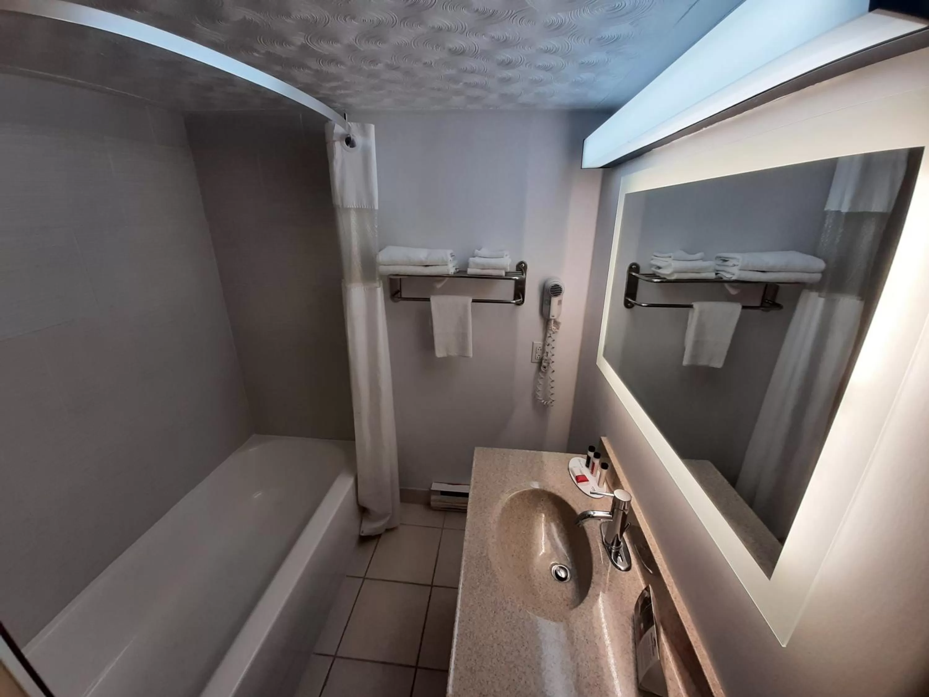 Bathroom in Howard Johnson by Wyndham Woodstock NB