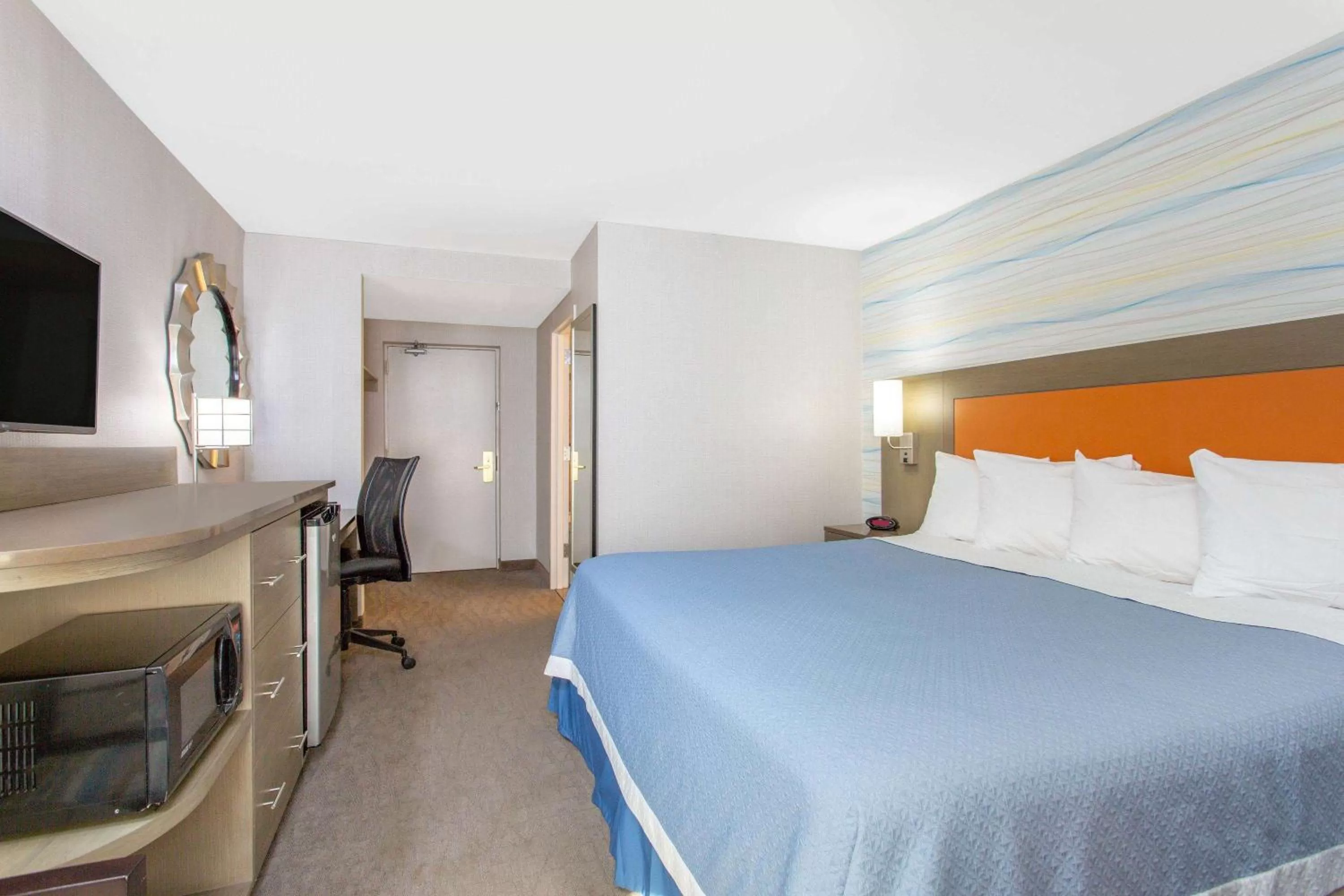 Photo of the whole room, Bed in Days Inn by Wyndham Lanham Washington DC