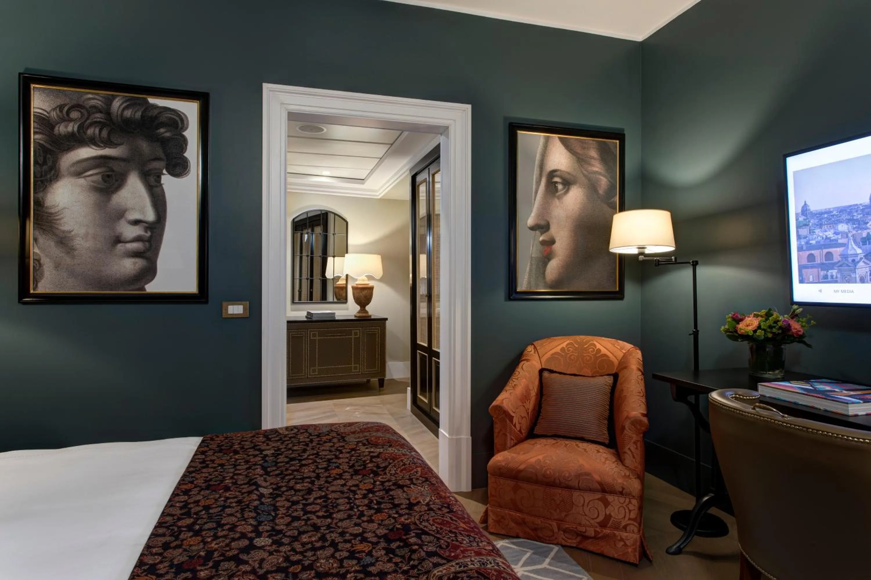 Bed in Rocco Forte Hotel De La Ville