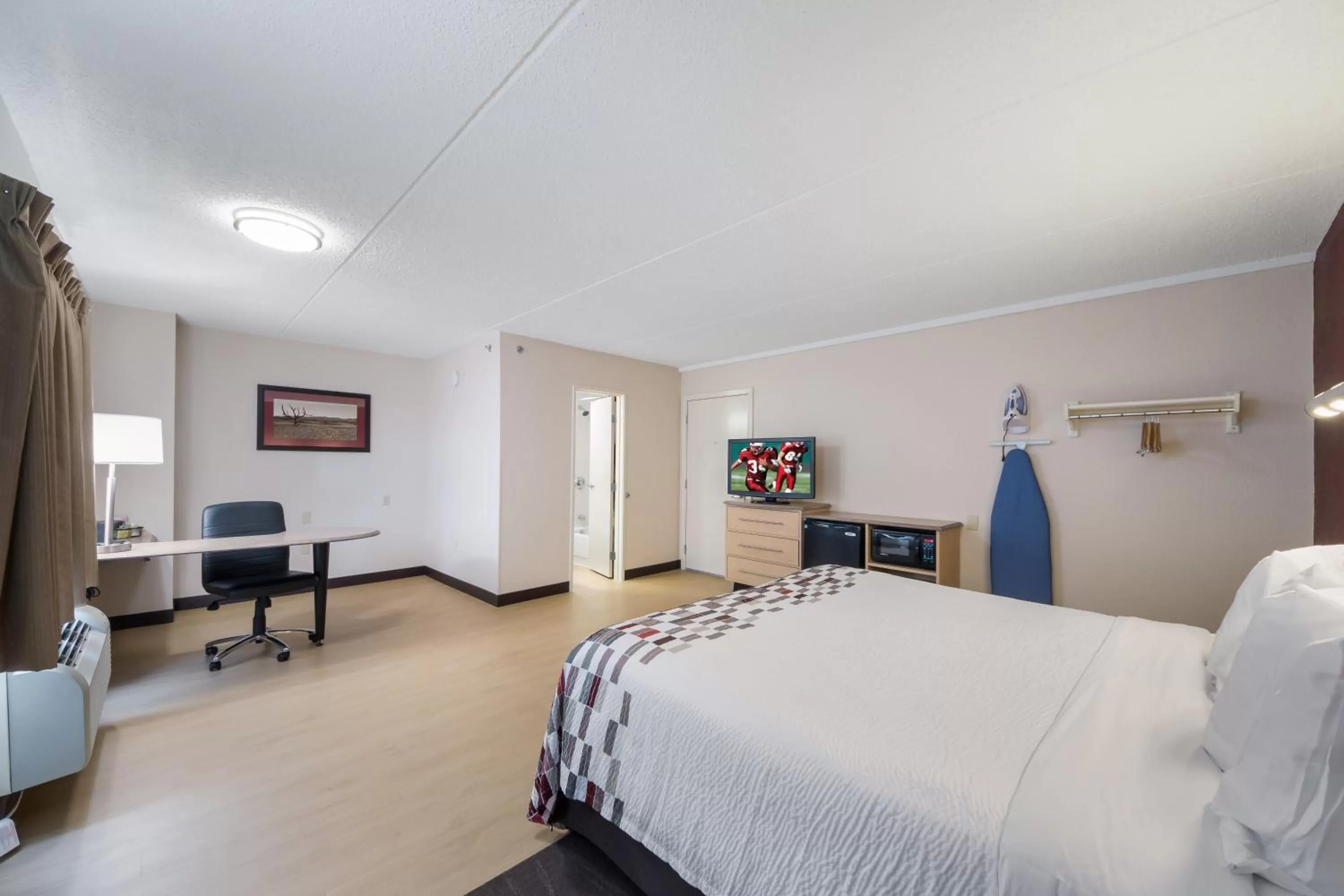 Bedroom, Bed in Red Roof Inn Laredo