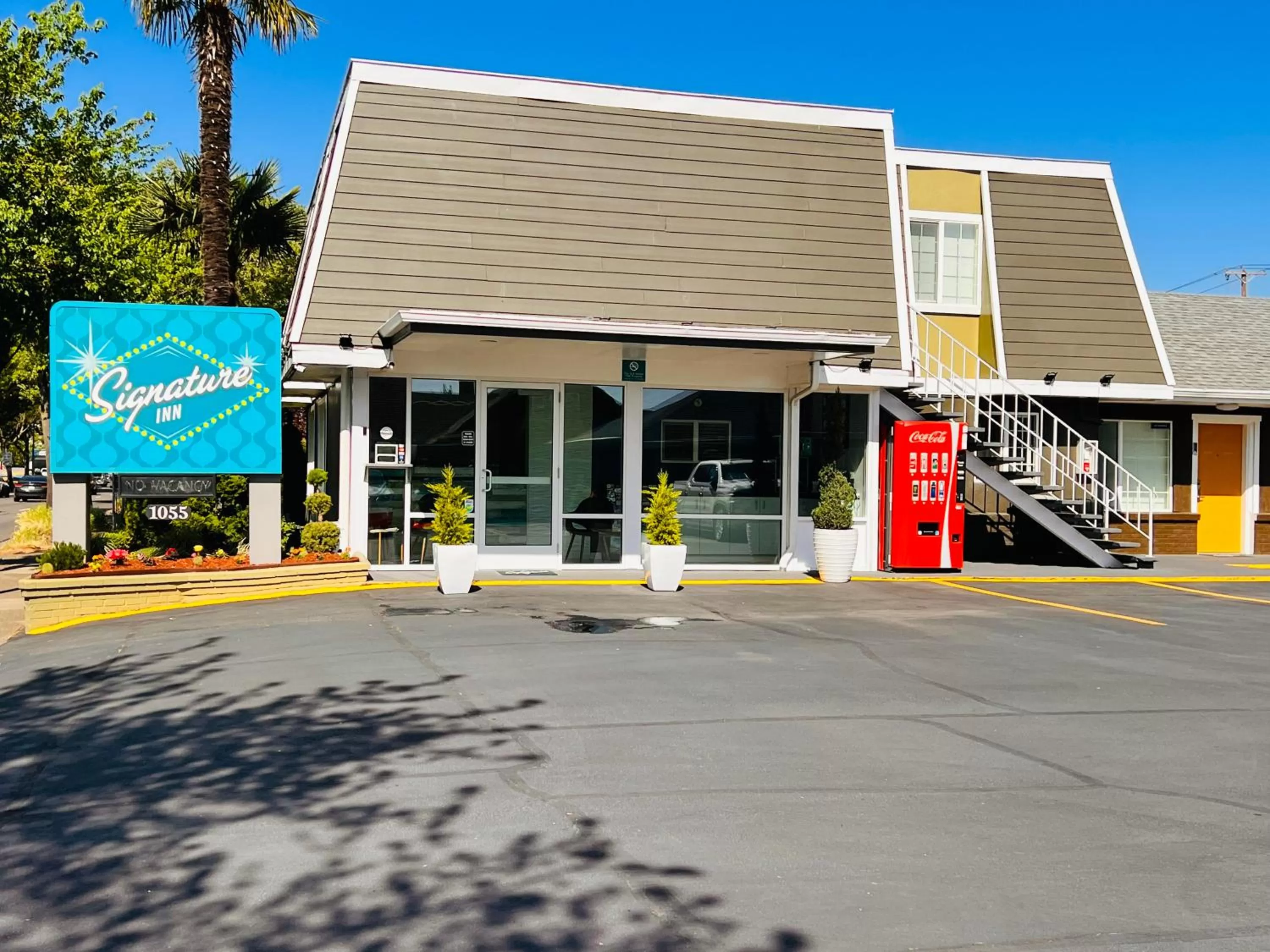 Property building in Signature Inn Eugene