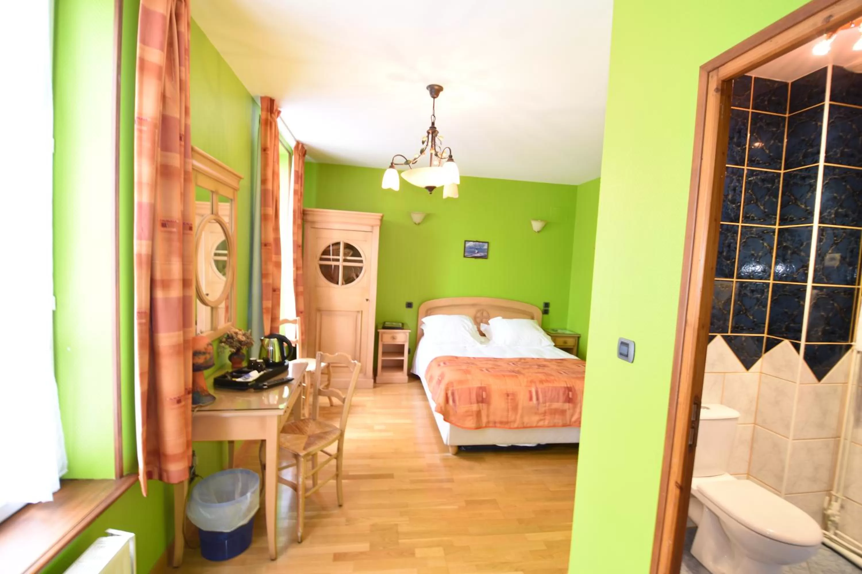 Bed in Hôtel De Calais