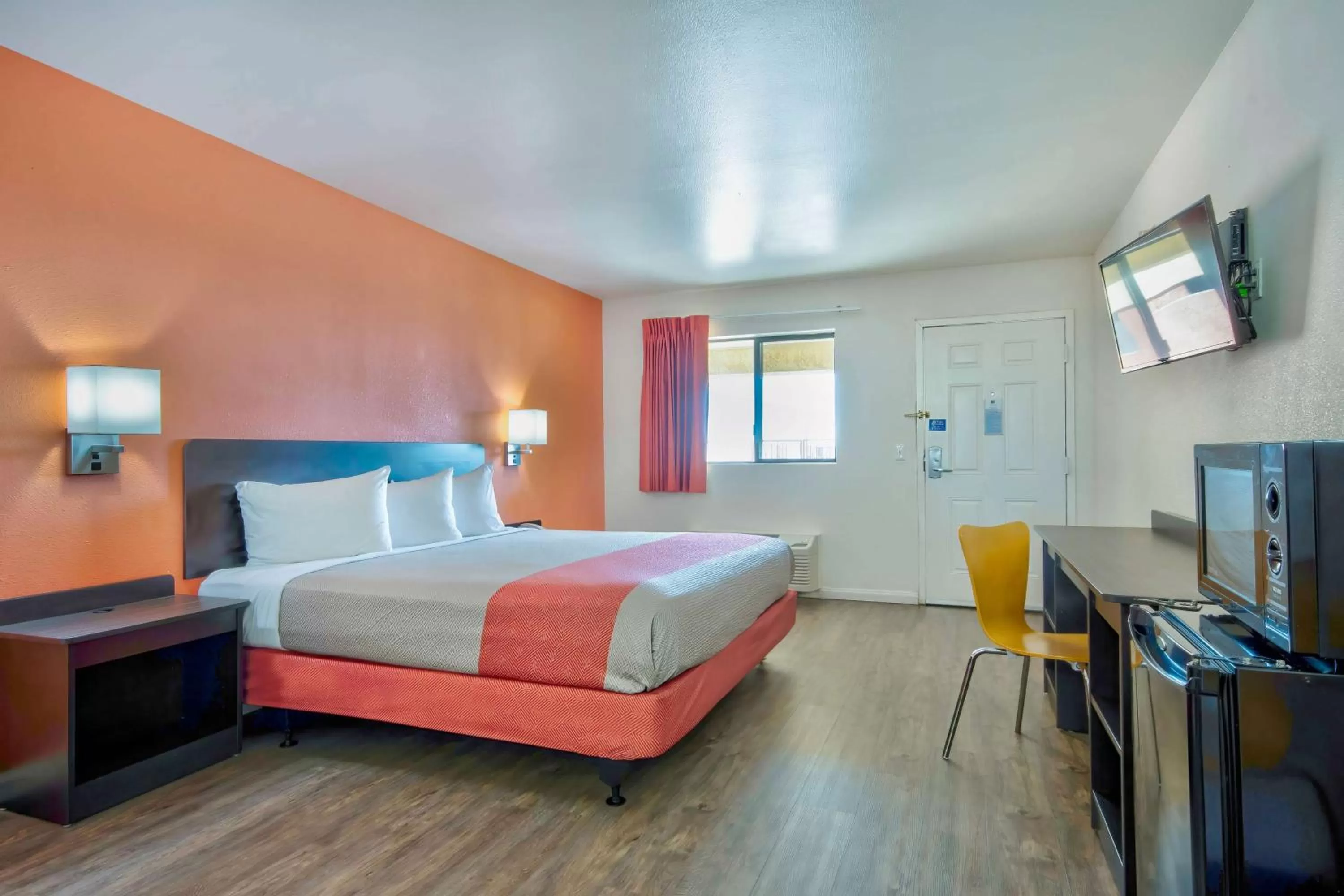 Bed in Motel 6-Santa Nella, CA - Los Banos