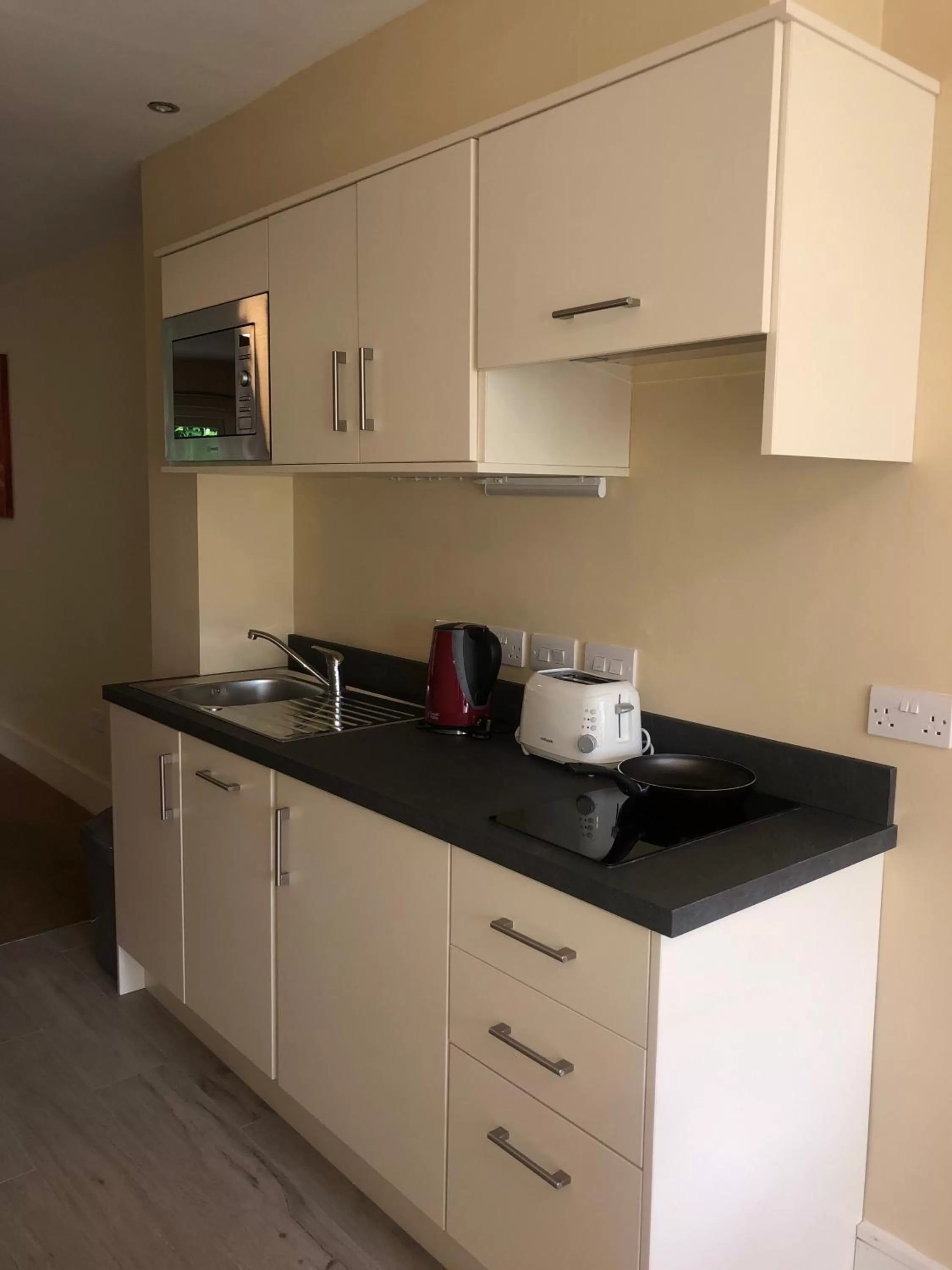 Kitchen or kitchenette in Castle Oaks House Hotel