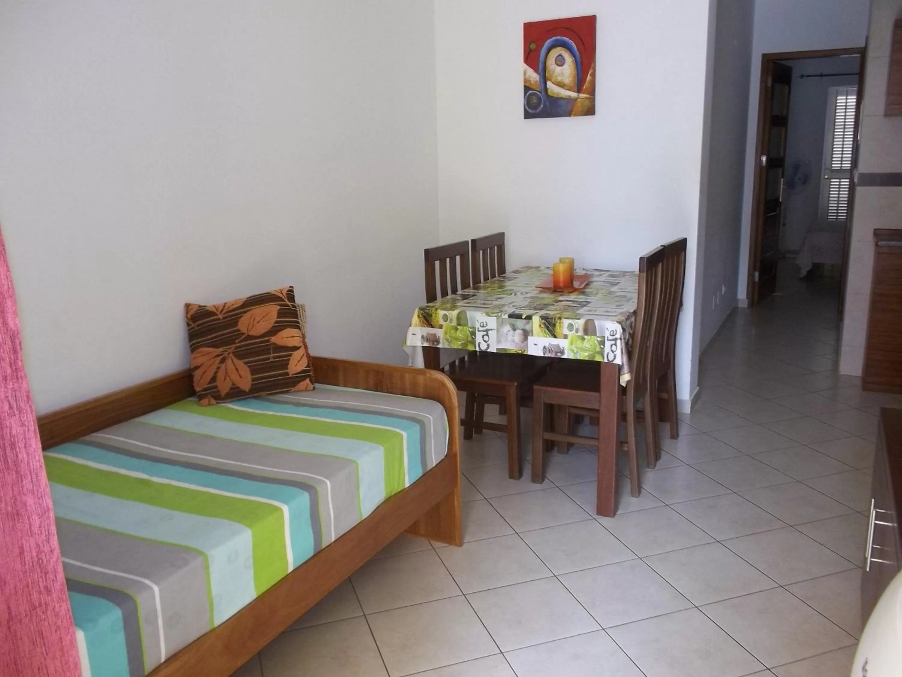 Living room, Room Photo in Basic Hotel