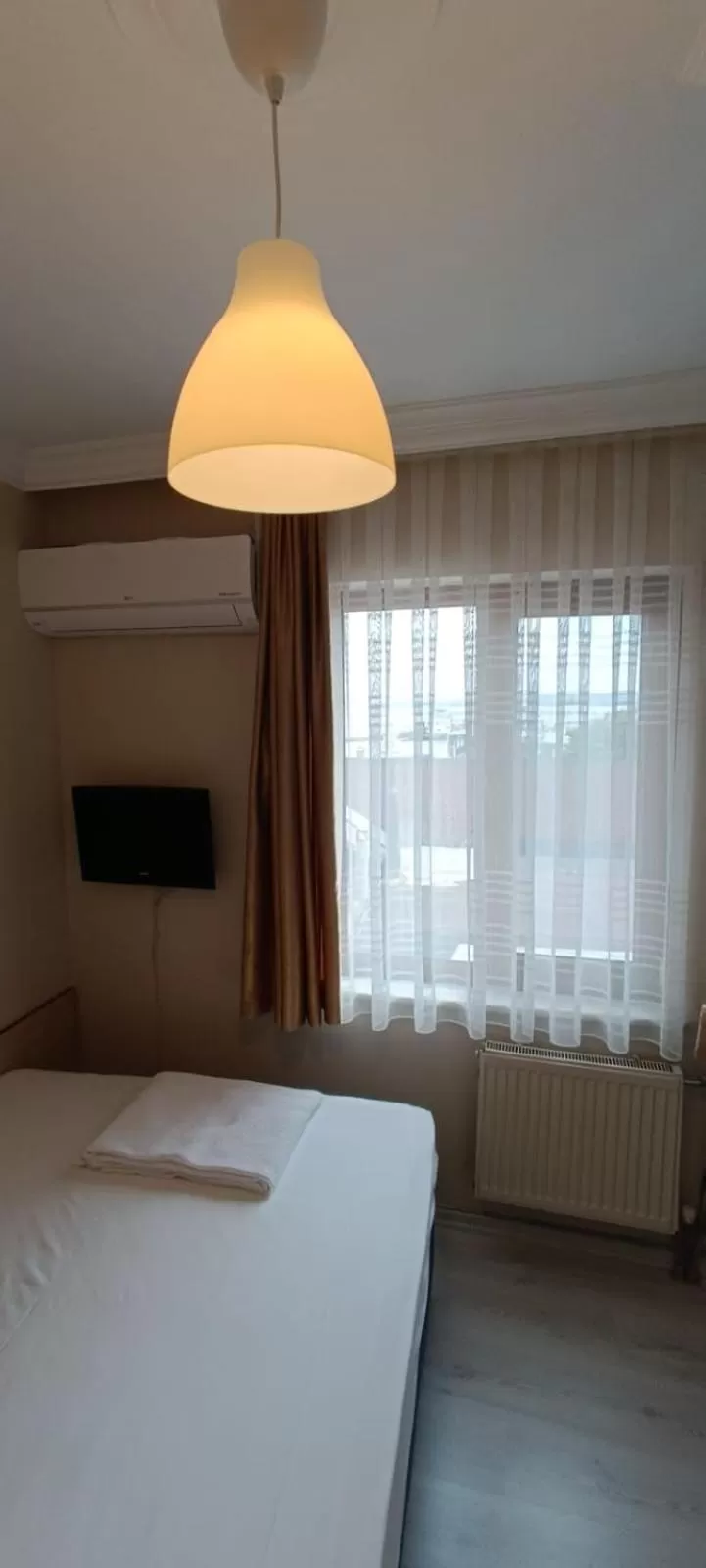 TV and multimedia, Bed in Hotel Crowded House