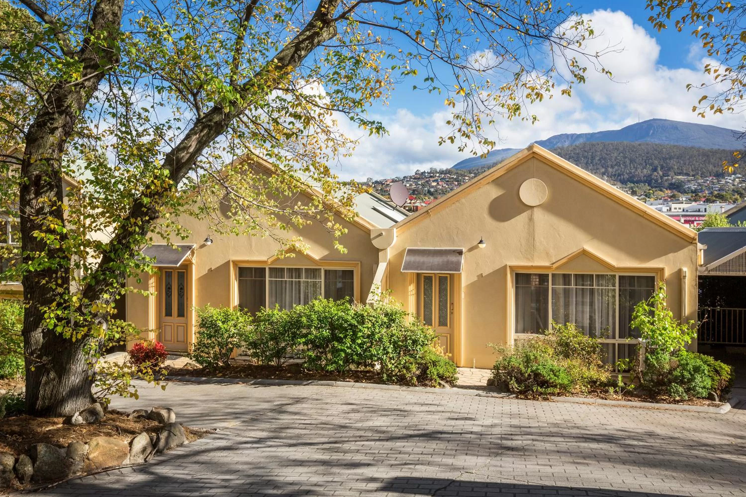 Facade/entrance in Quest Trinity House