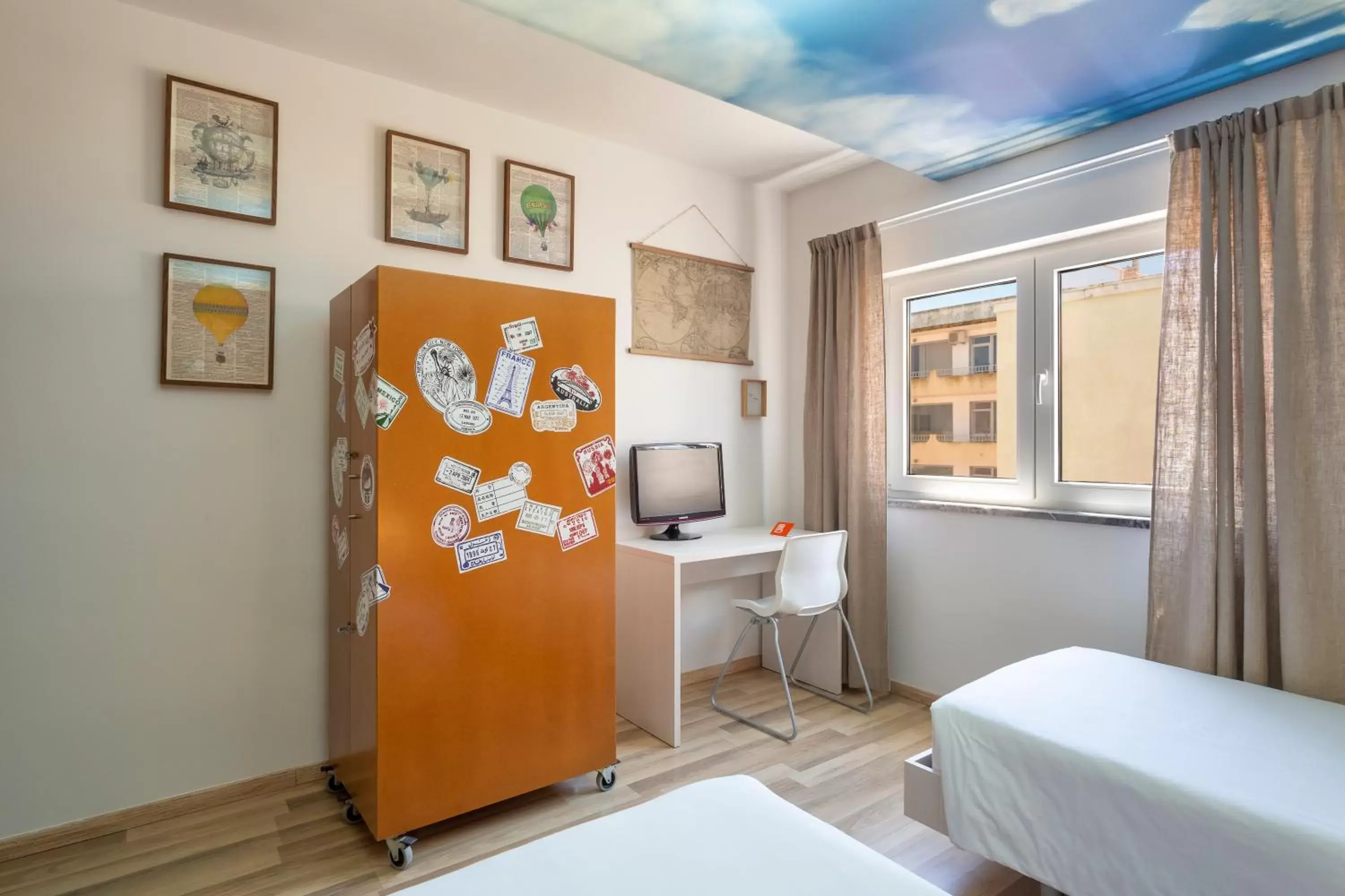 Themed Twin Room - Around the World in Hotel Made Inn Themed Twin Room - Around the World in Hotel Made Inn