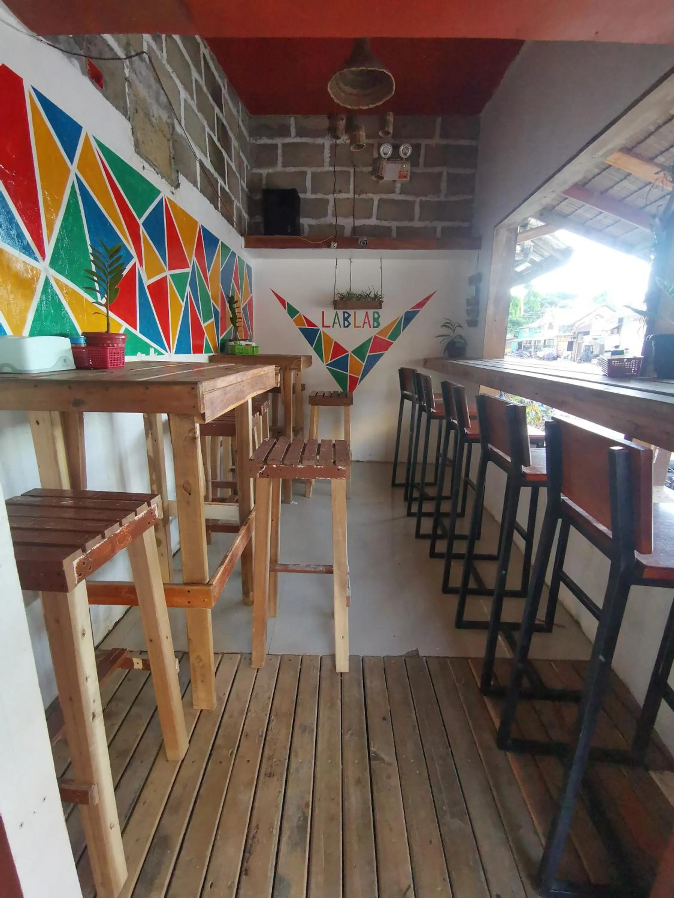 Communal lounge/ TV room in One Hostel - El Nido