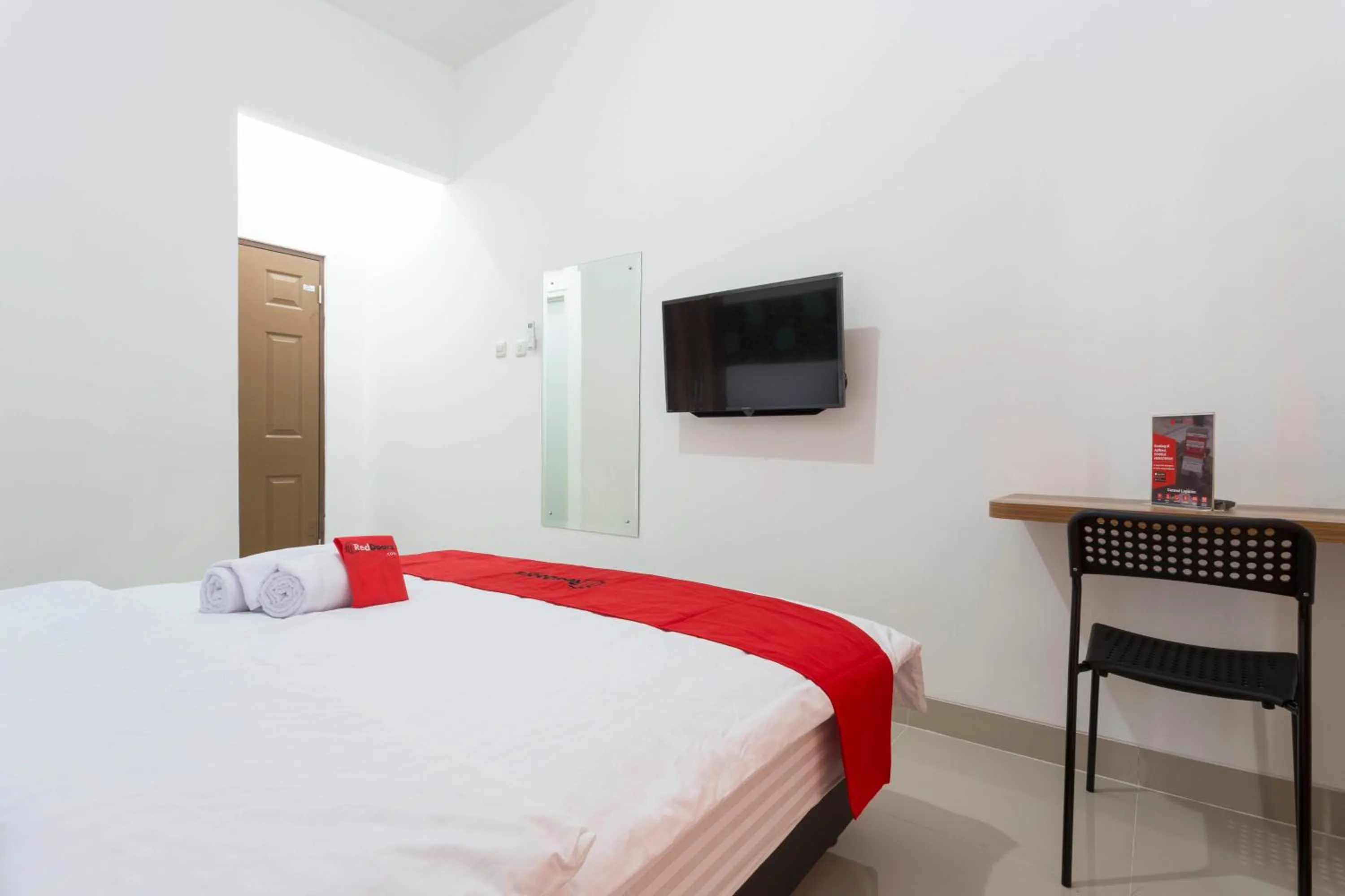 Bedroom, Bed in RedDoorz Plus @ Boulevard Residence BSD