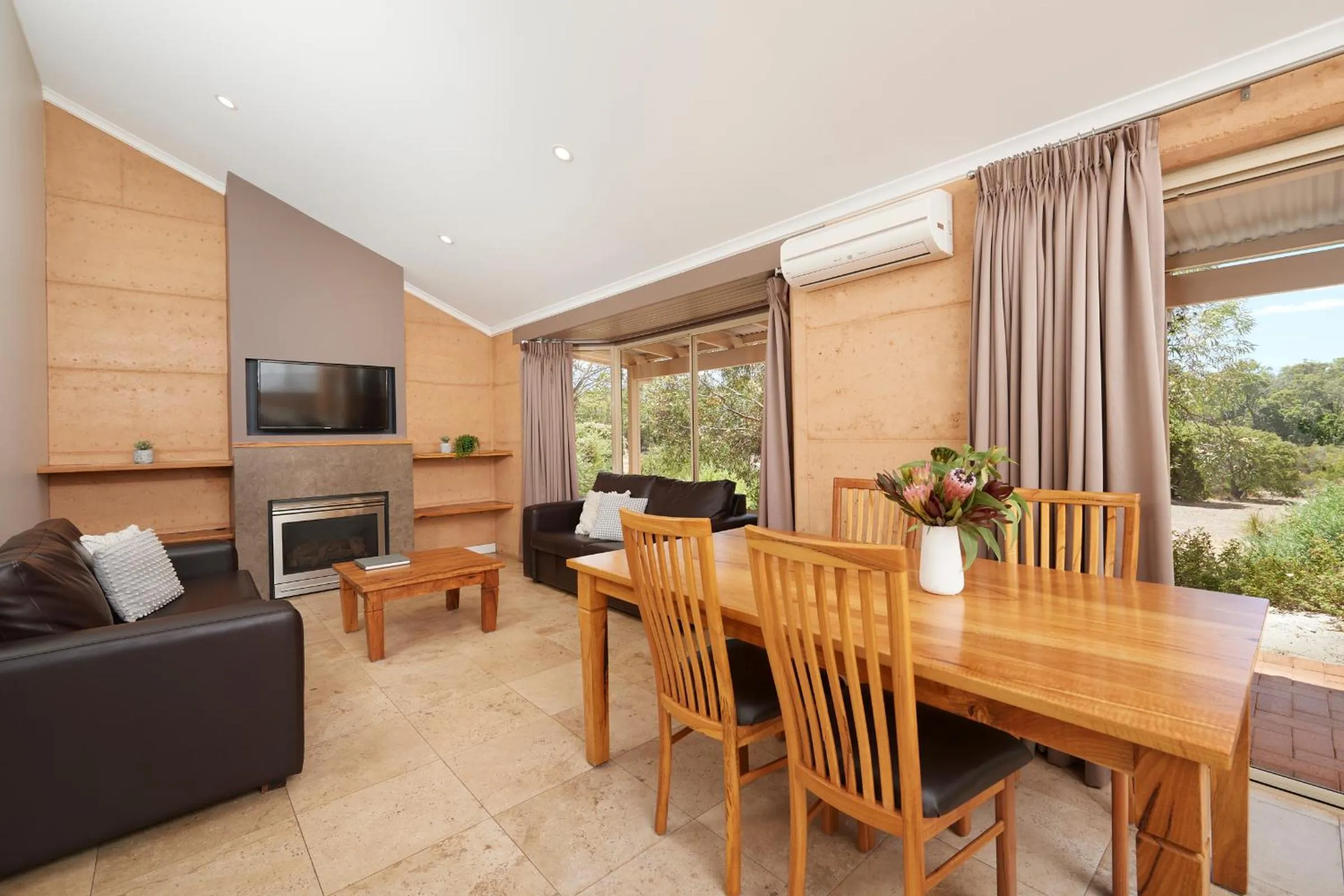 Dining area in Eight Willows Retreat