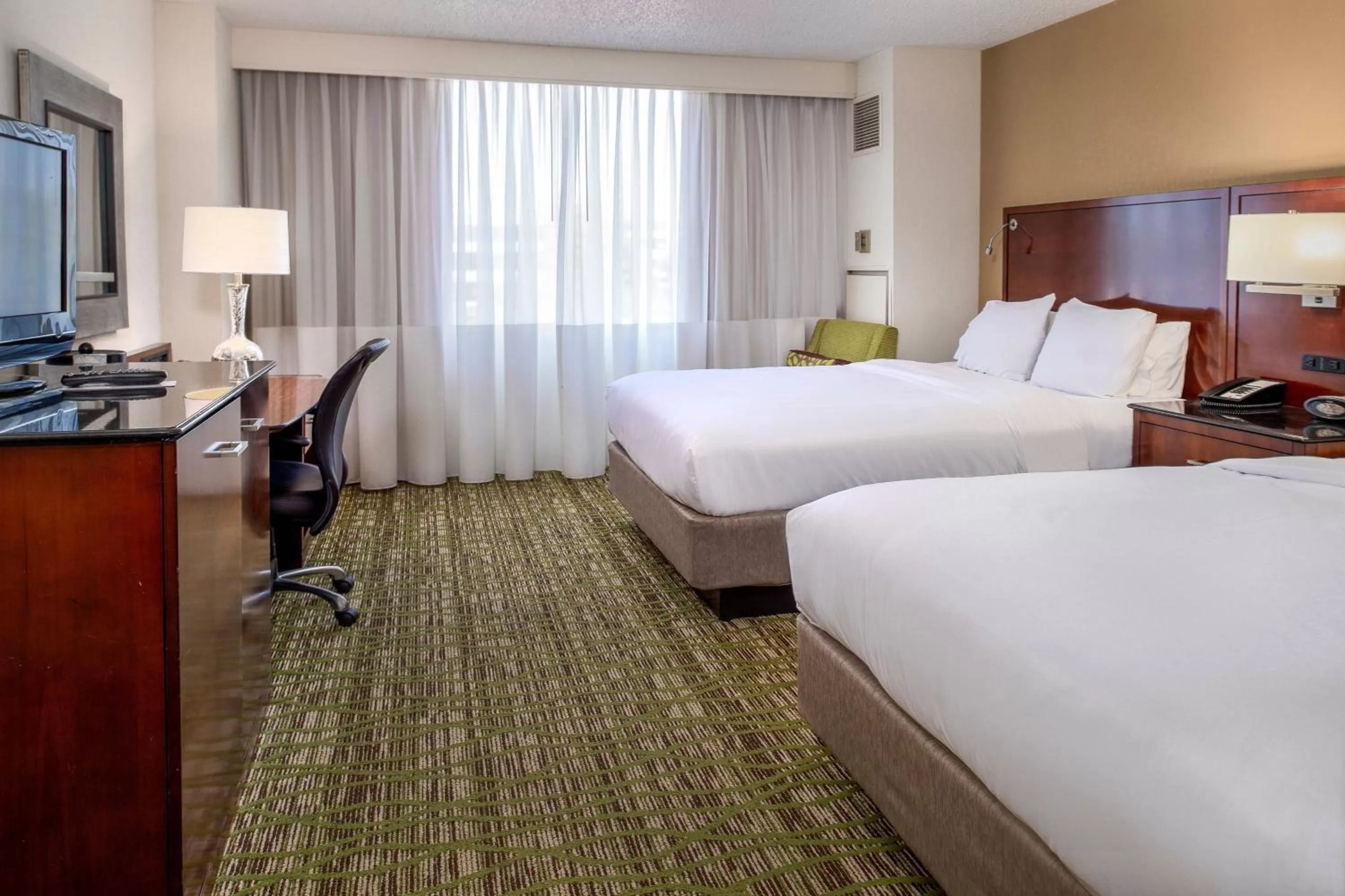 Photo of the whole room, Bed in Marriott St. Louis West