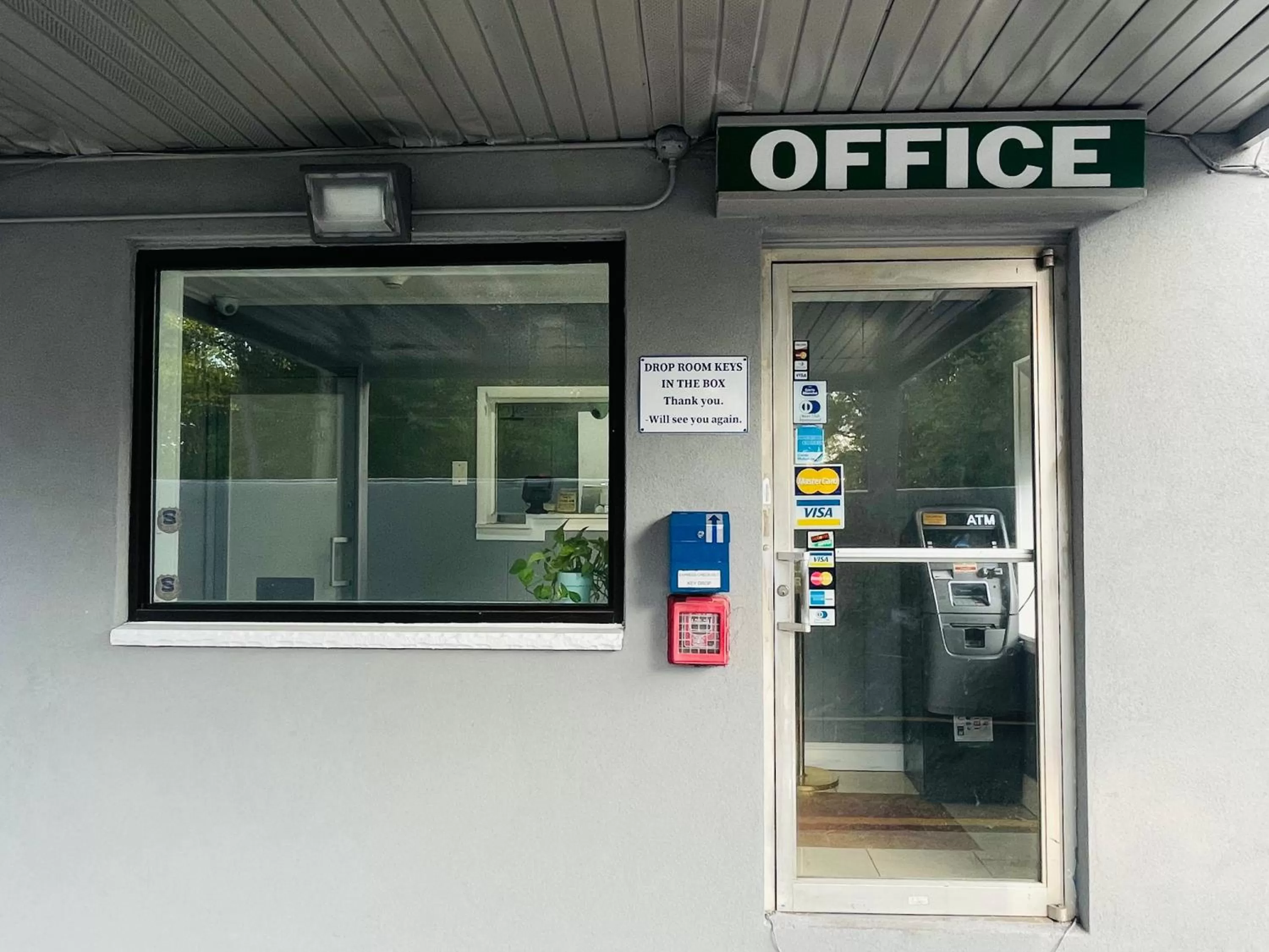 Facade/entrance in Crown Inn