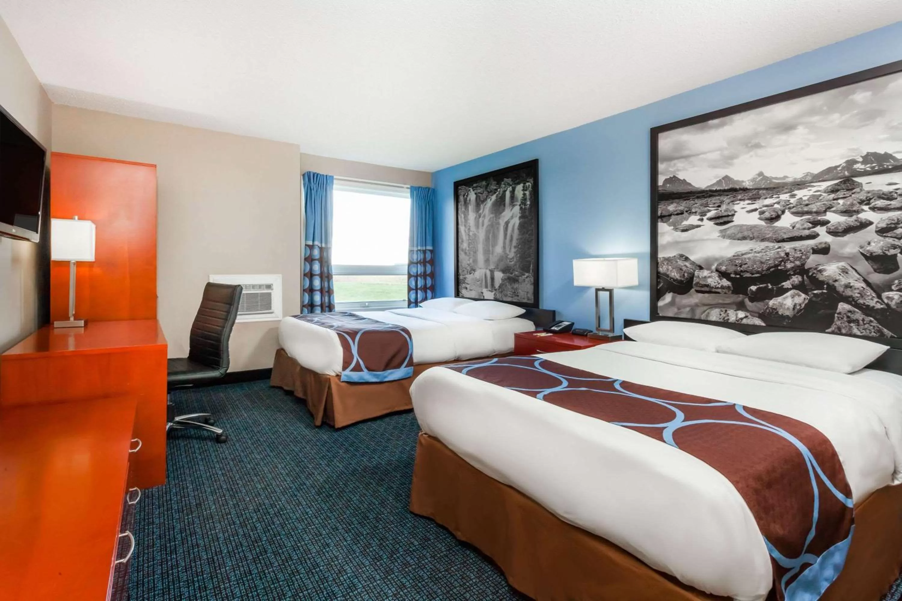 Photo of the whole room, Bed in Super 8 by Wyndham Sherwood Park/Edmonton Area