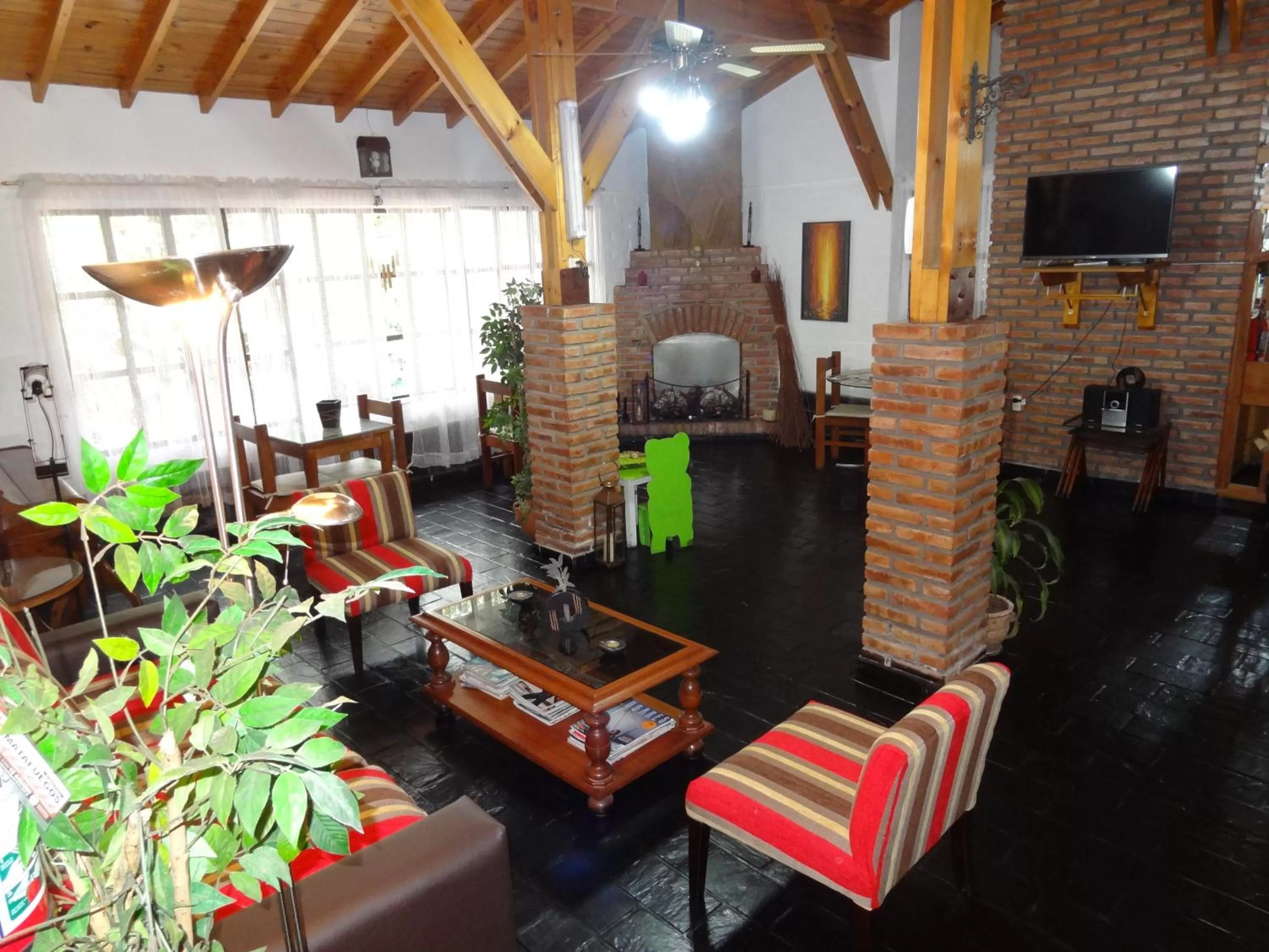 Communal lounge/ TV room in Hostería Lida