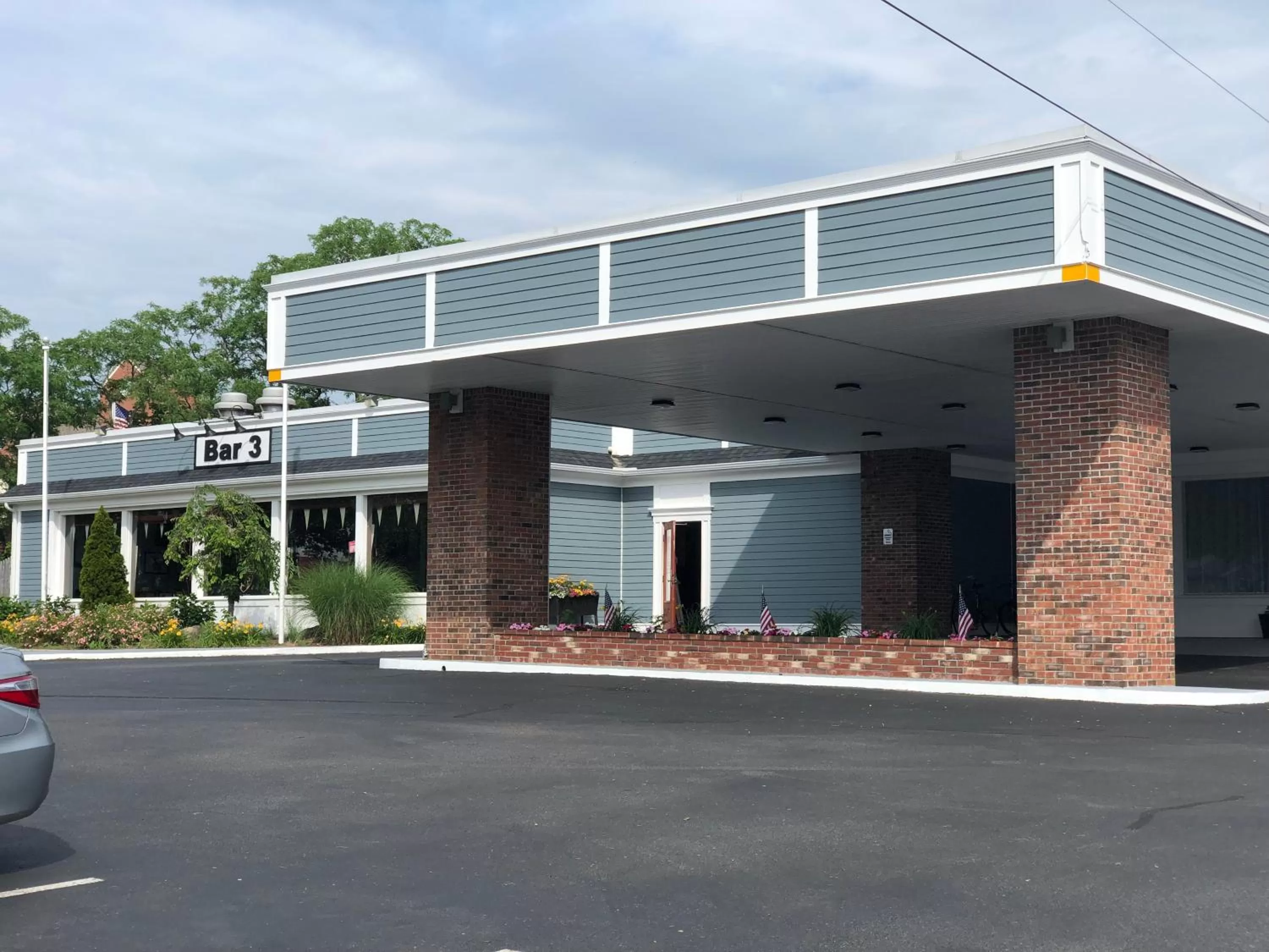 Facade/entrance in Falmouth Inn