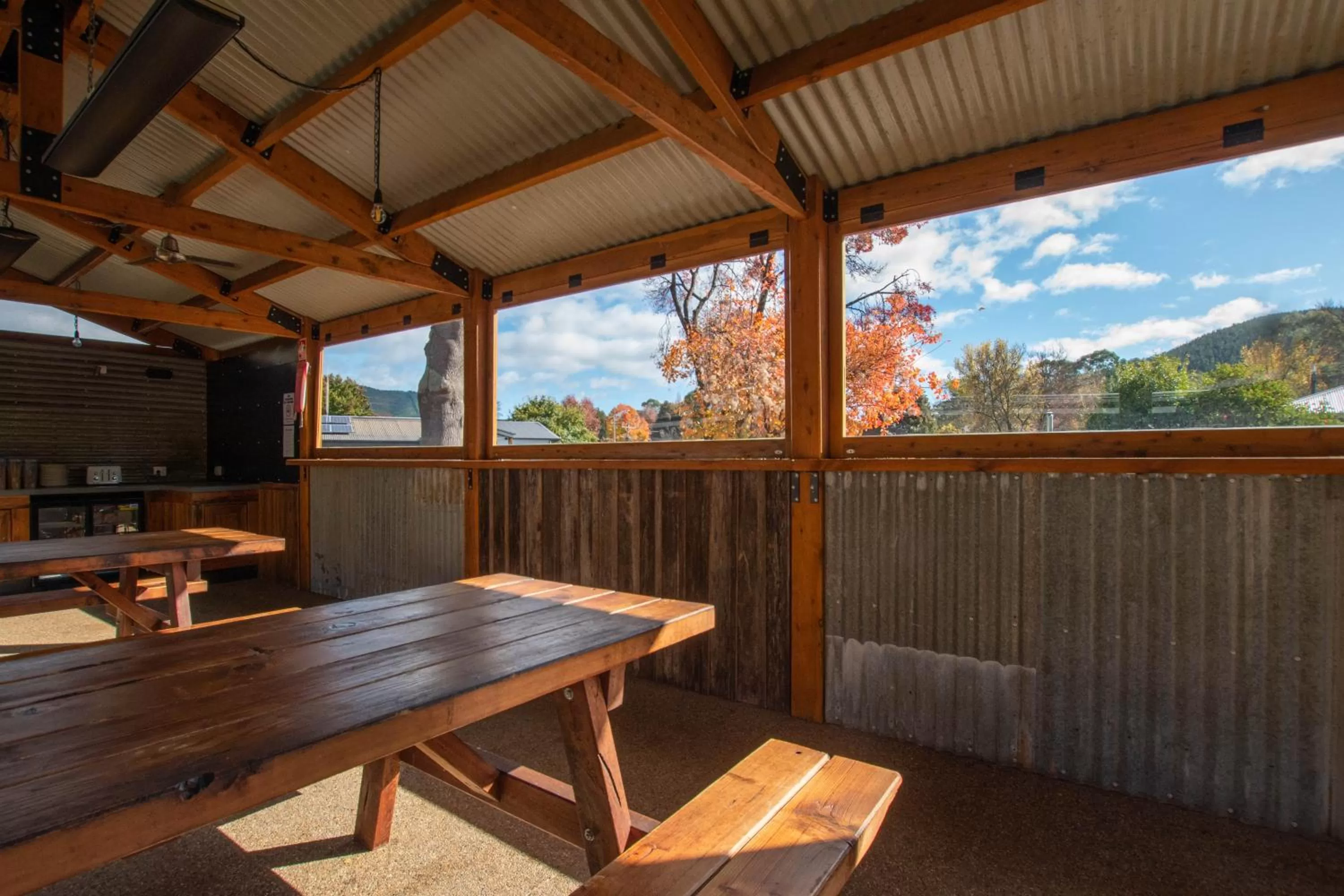 Communal kitchen in Bright Colonial Motel