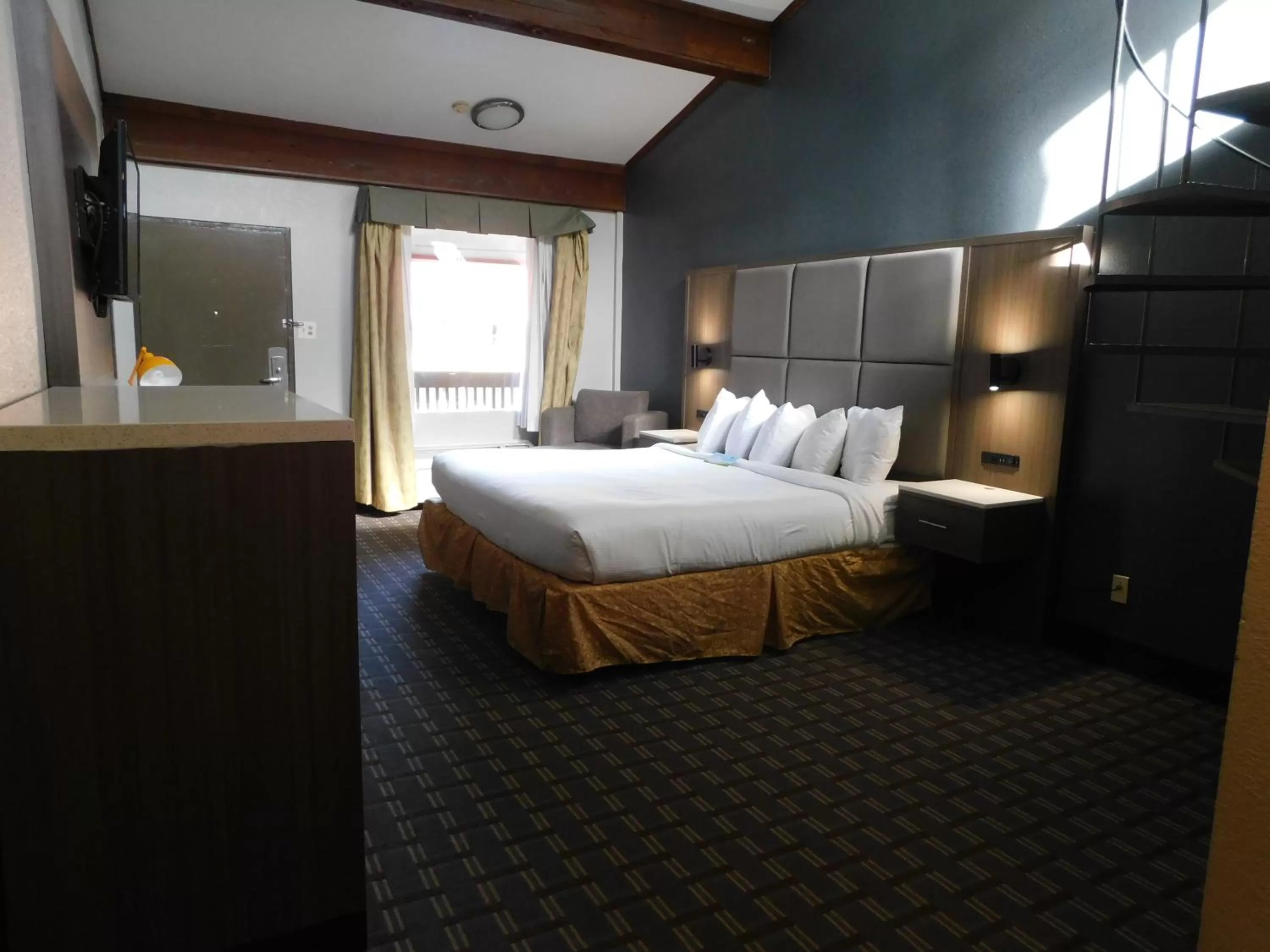 Bed in Days Inn & Suites by Wyndham Downtown Gatlinburg Parkway