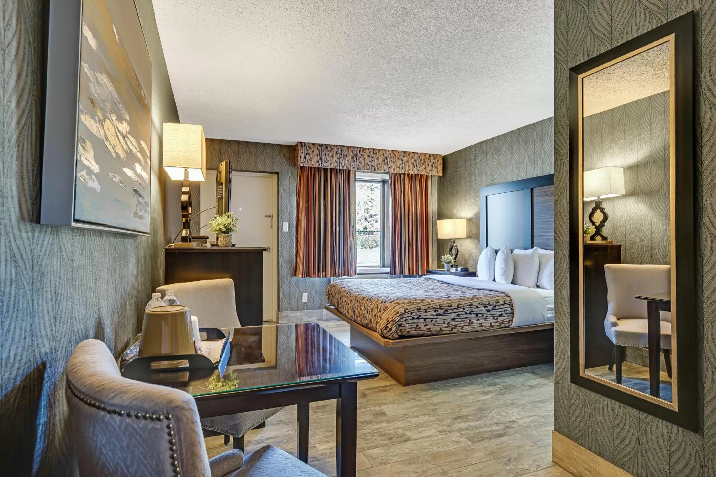 Photo of the whole room, Bed in Blue Creek Inn