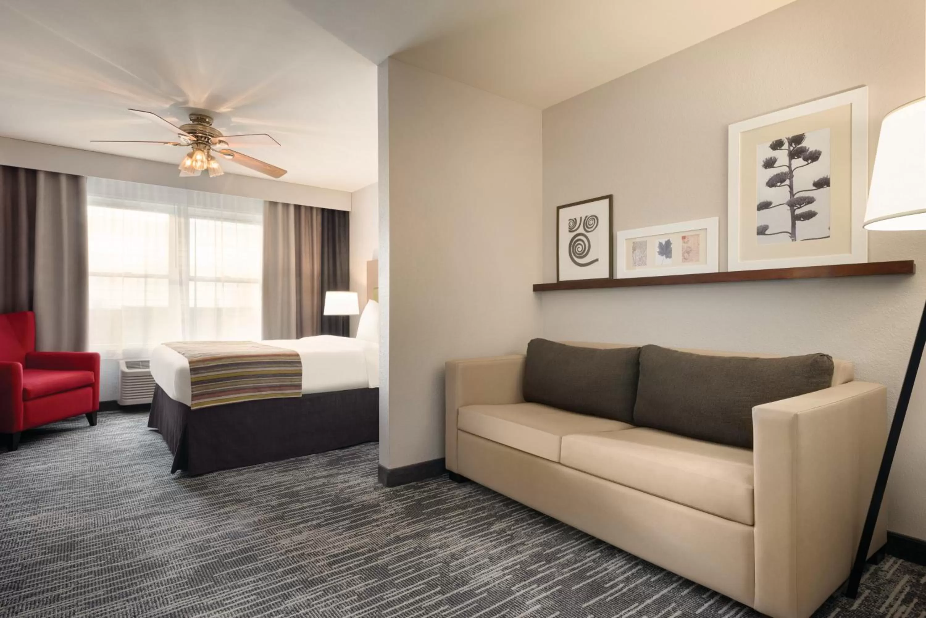 Seating area in Country Inn & Suites by Radisson, Galena, IL