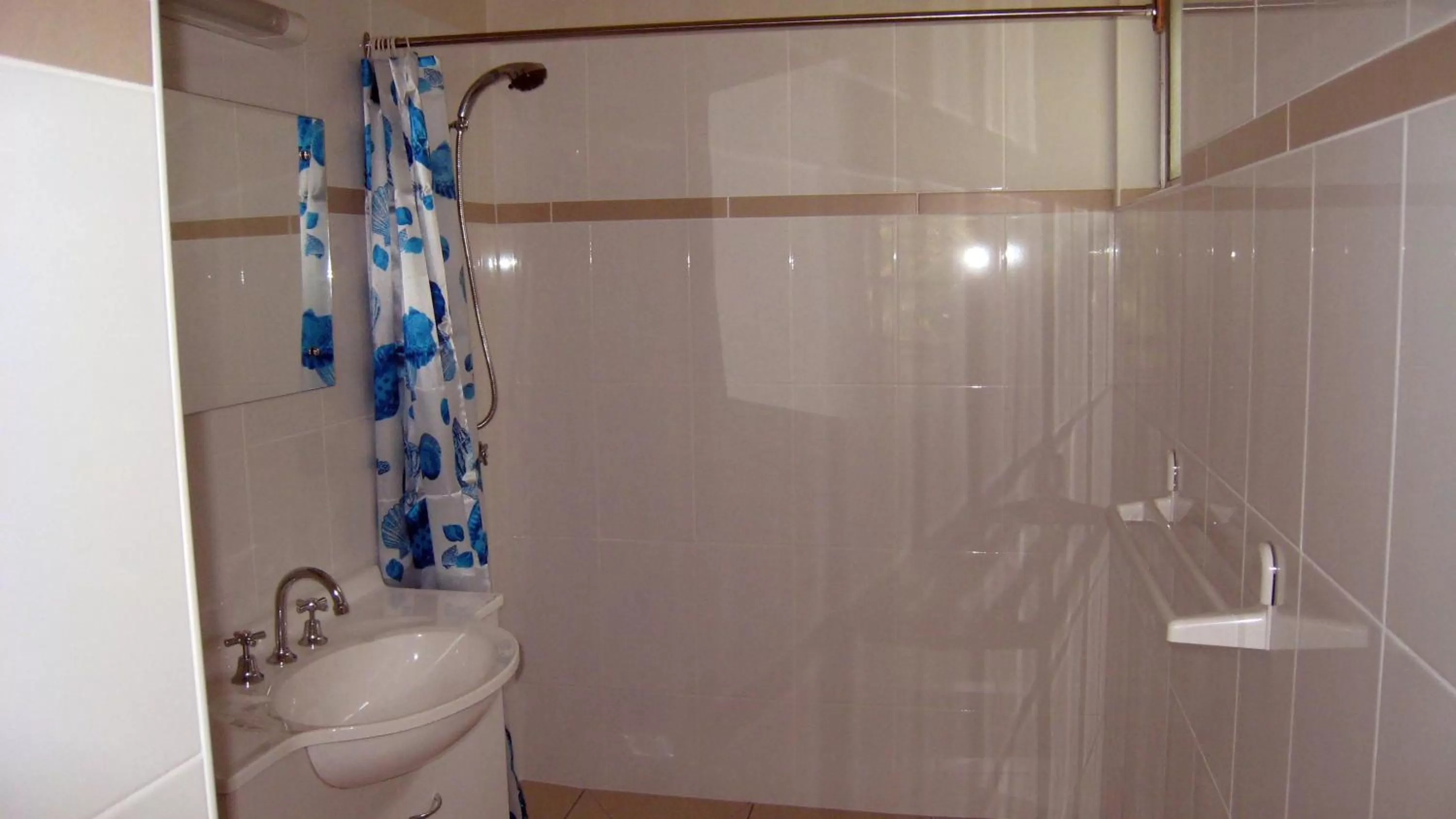 Bathroom in Coral Motel & Apartments