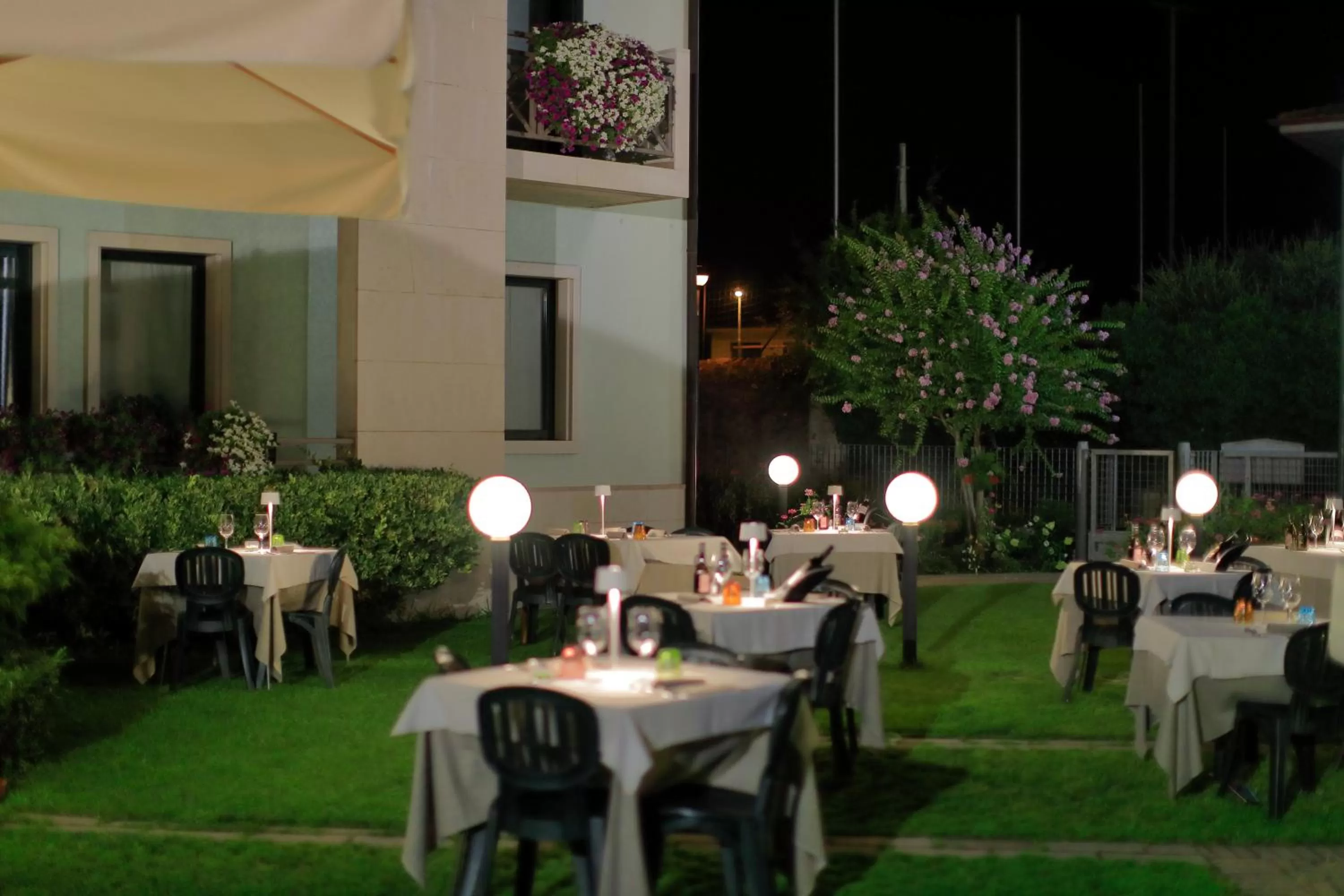 Restaurant/places to eat in Hotel Eden