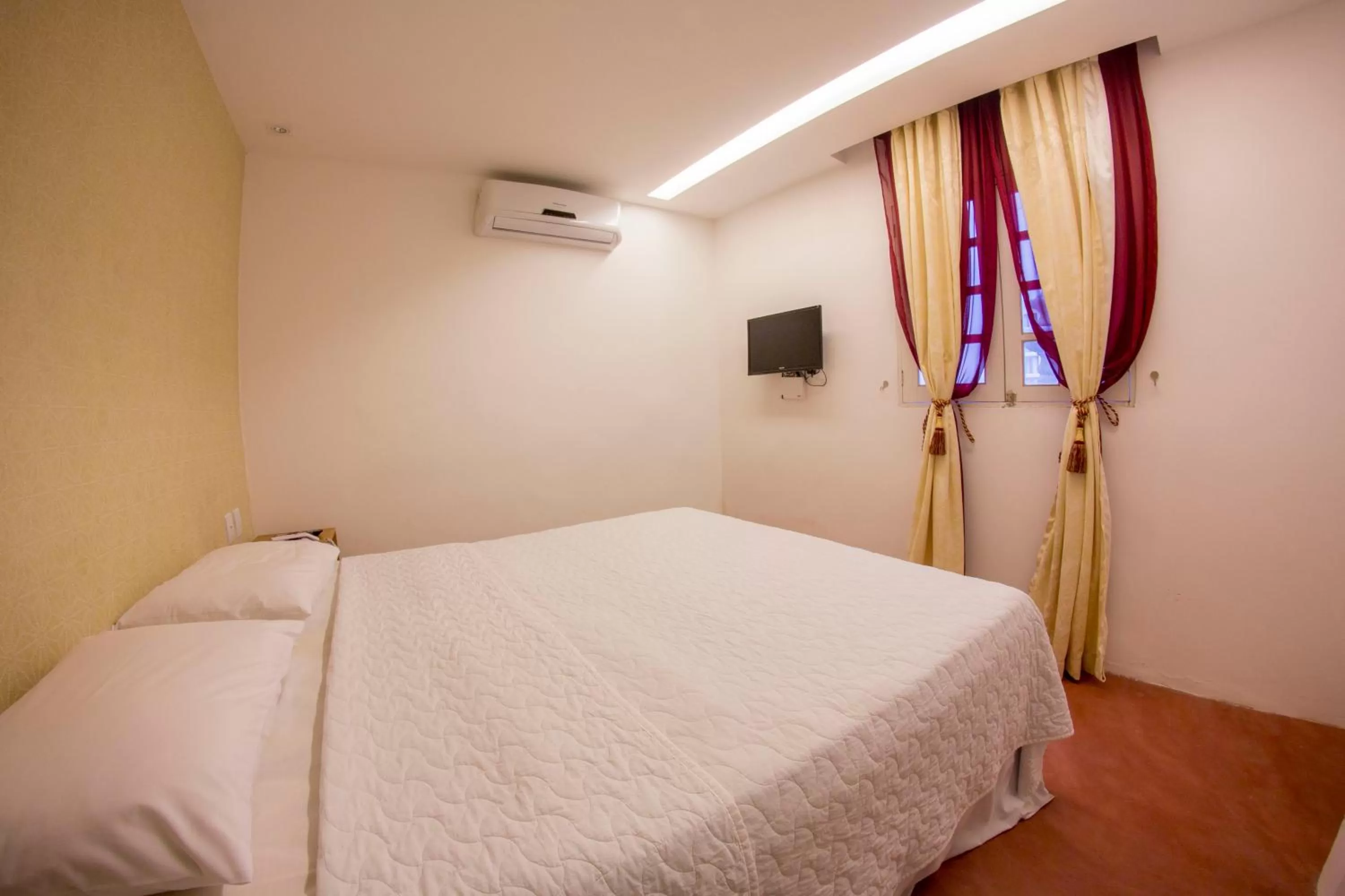 Photo of the whole room, Bed in Vivaz Boutique Hotel