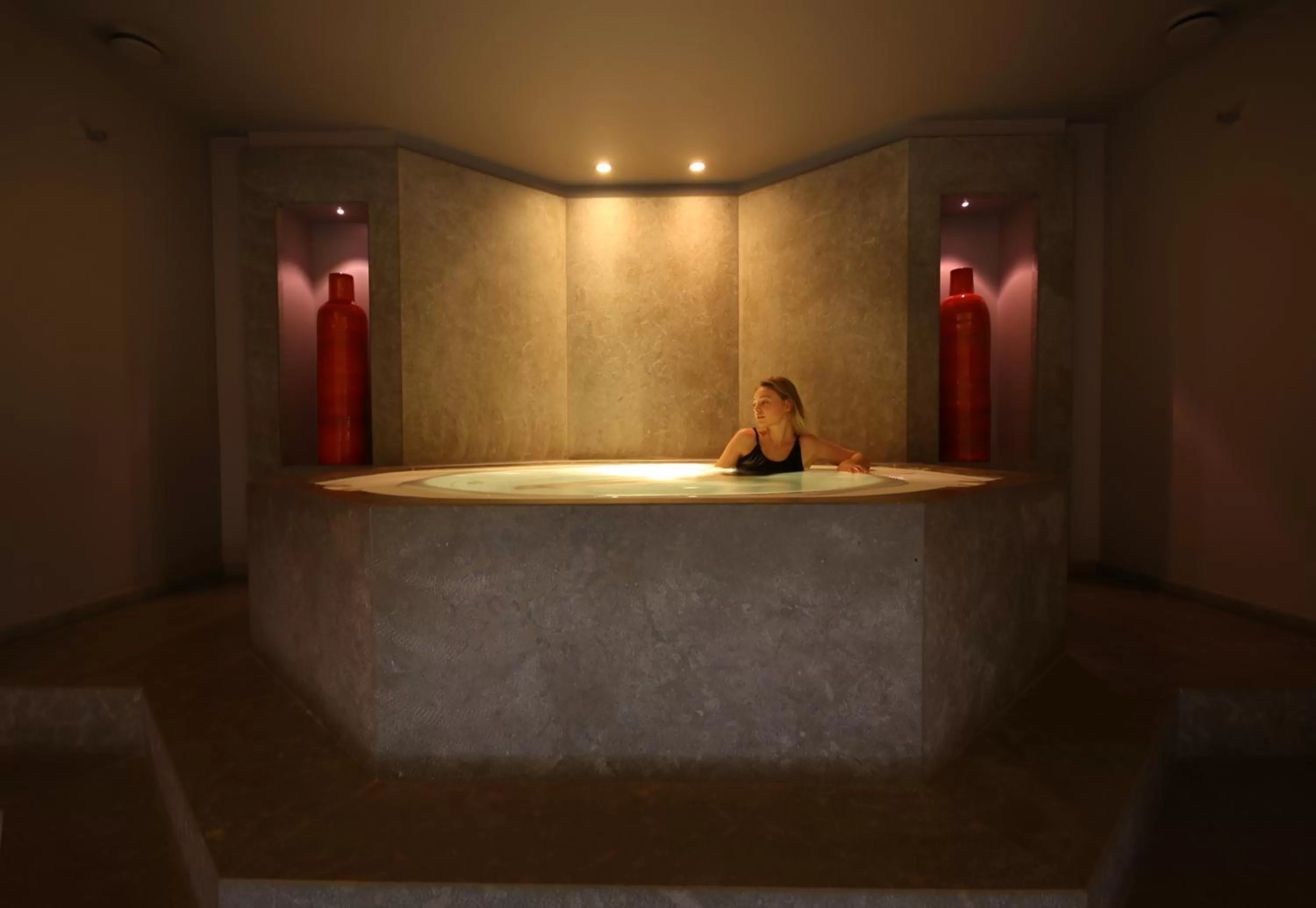 Hot Tub in Le Pavillon de la Reine & Spa, Place des Vosges