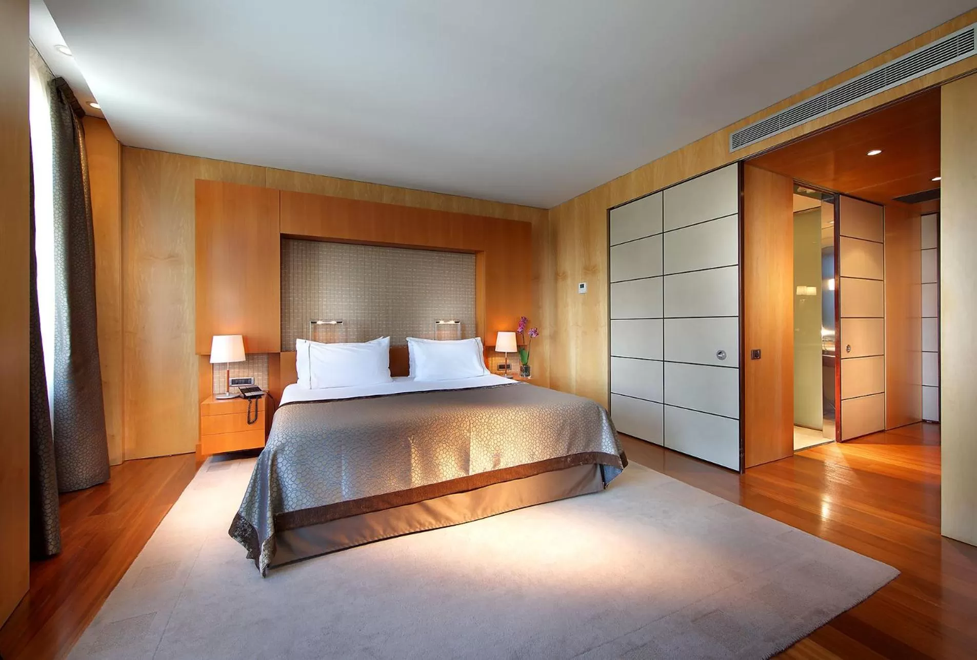 Bed in Eurostars Grand Marina Hotel GL