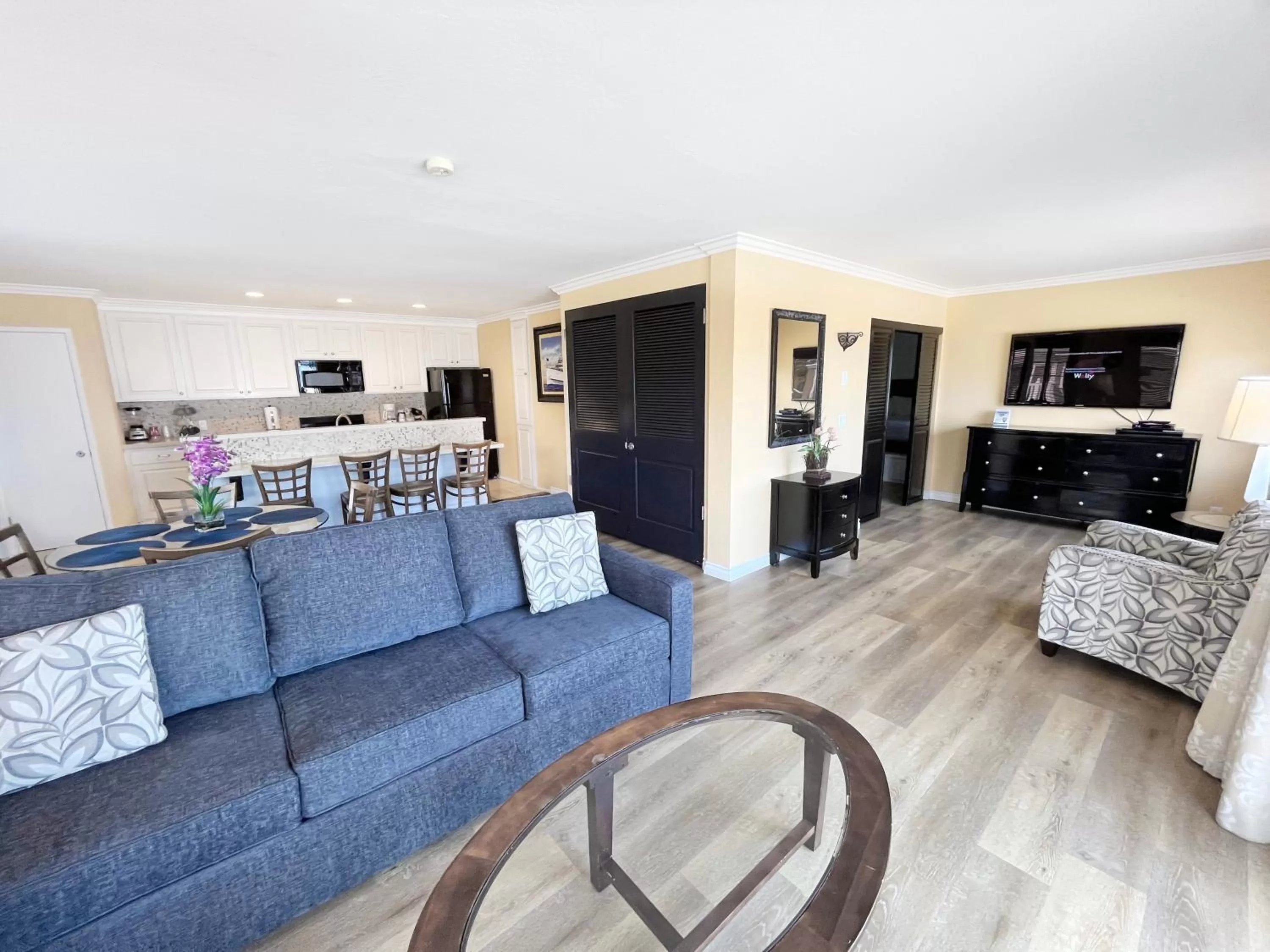 Kitchen or kitchenette in Catalina Courtyard Suites