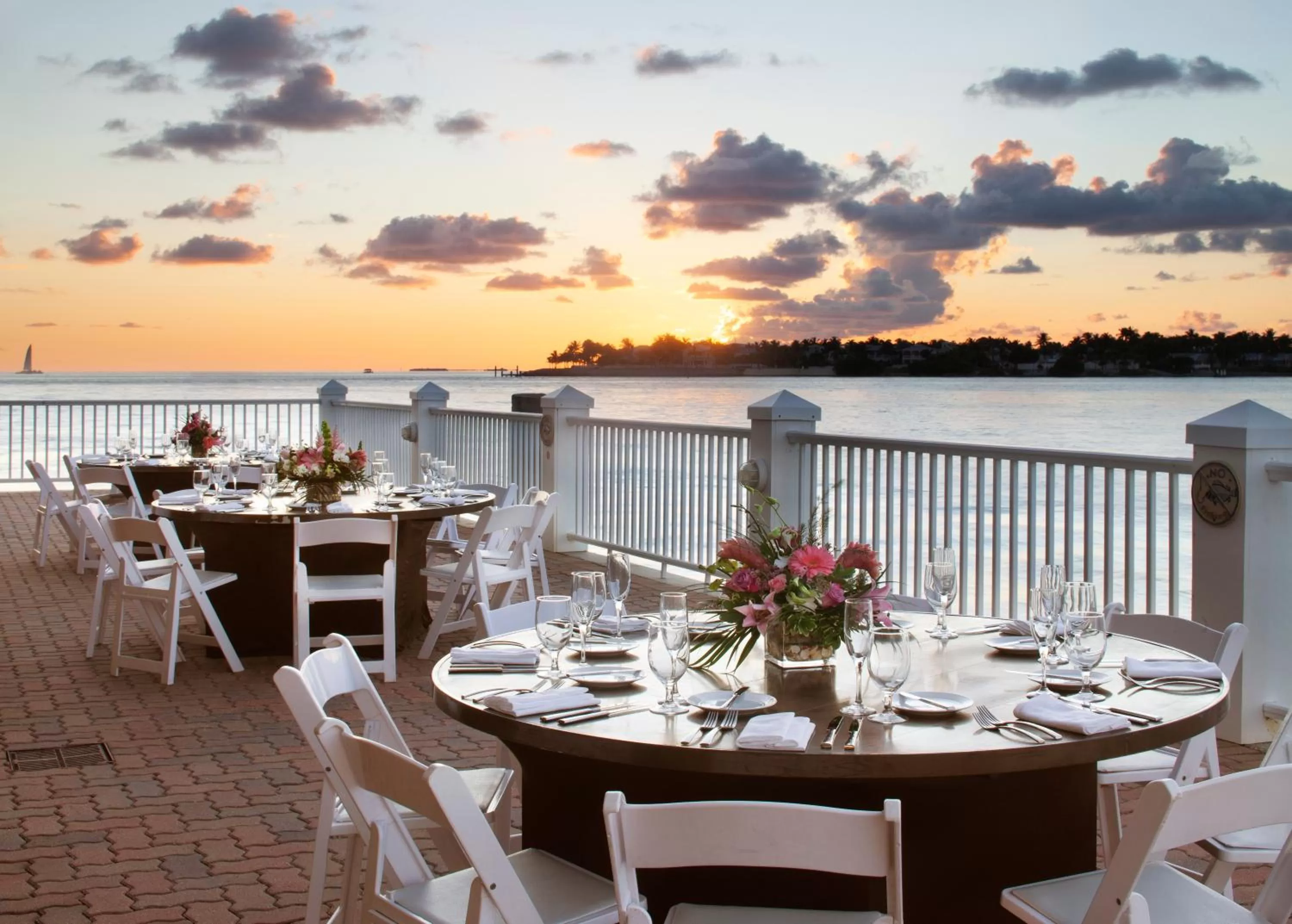 Restaurant/places to eat in Pier House Resort & Spa