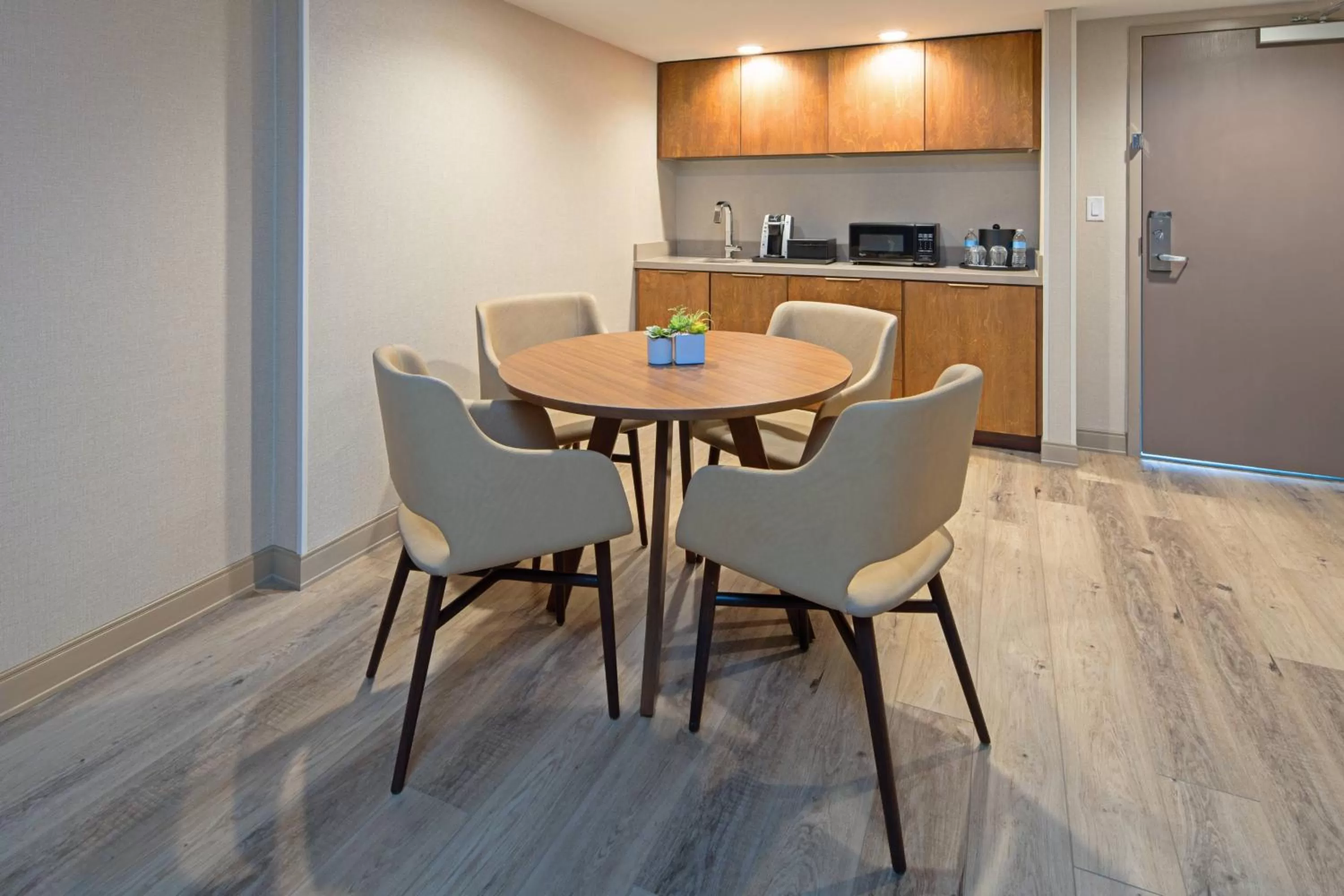 Photo of the whole room in Tucson Marriott University Park