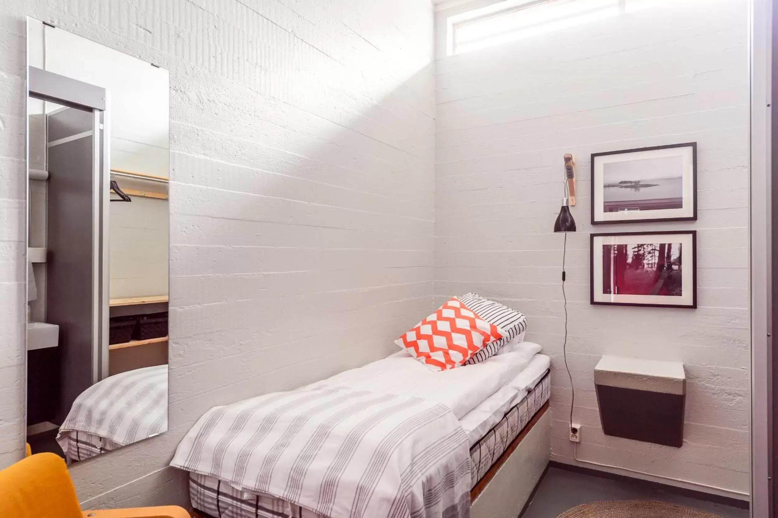 Small Single Room with Shared Shower - single occupancy in Hotel Bulevard Small Single Room with Shared Shower - single occupancy in Hotel Bulevard