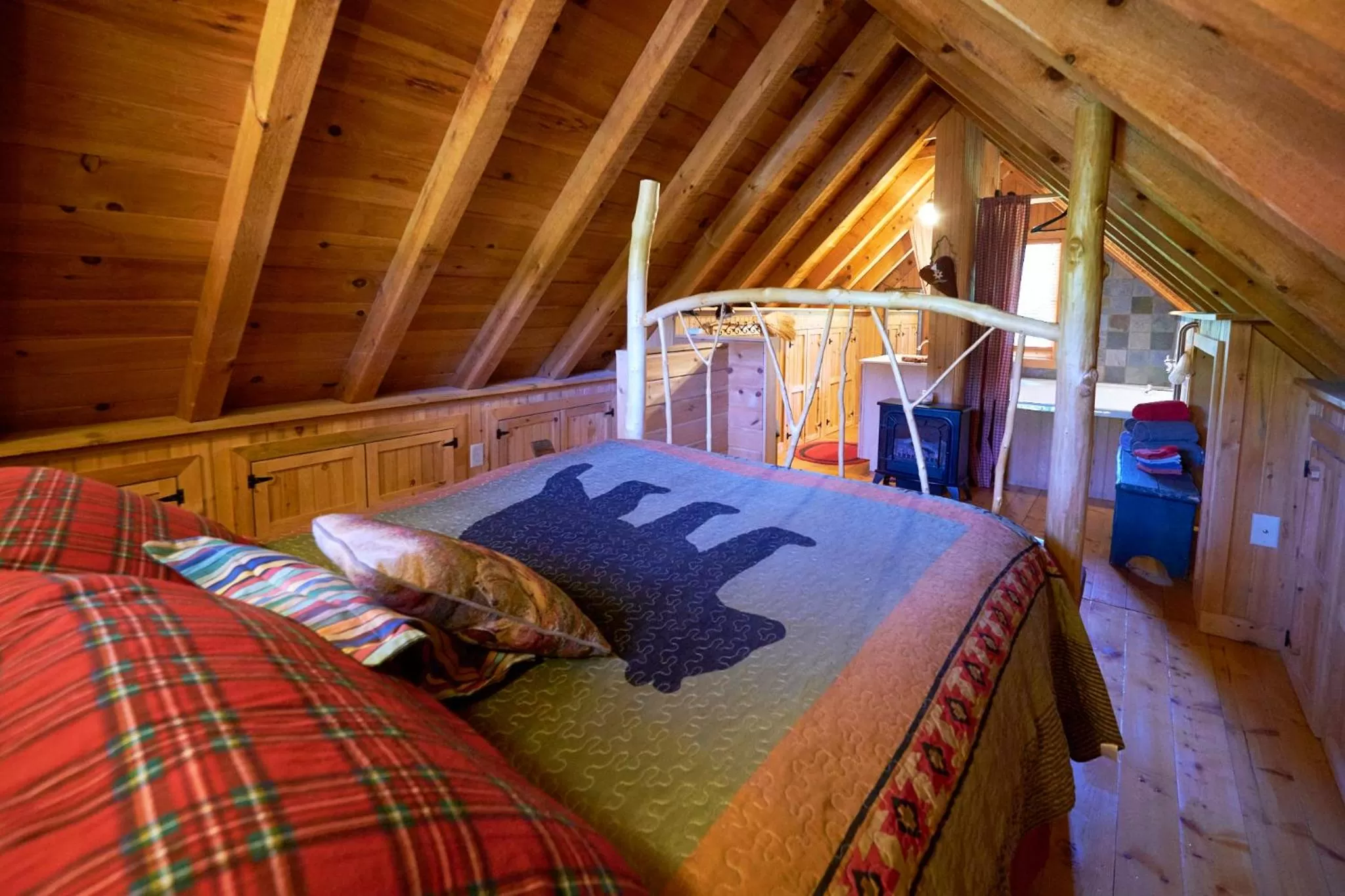 Bed in Creekwalk Inn Bed and Breakfast with Cabins