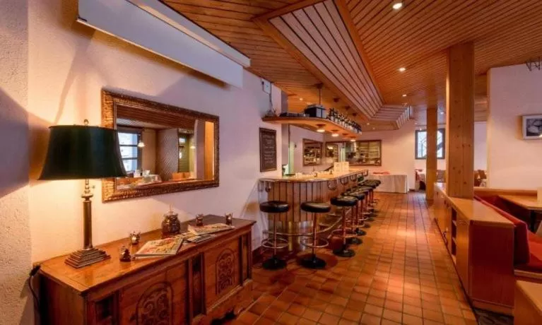 Lounge or bar in Hotel Sherlock Holmes & Khana Restaurant "nur 200 m zur Gondelbahn Hasliberg"