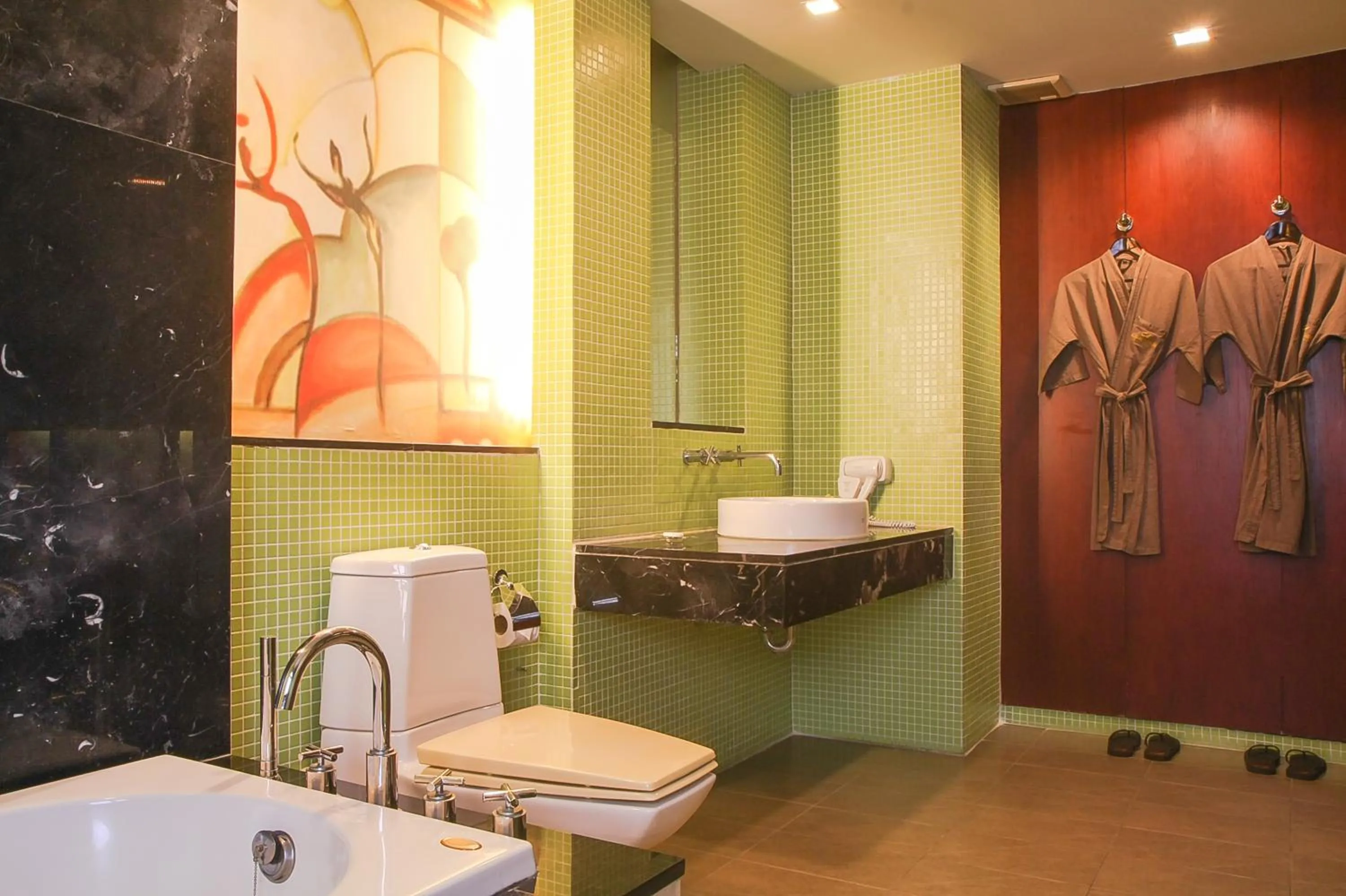 Shower in Long Beach Garden Hotel & Pavilions