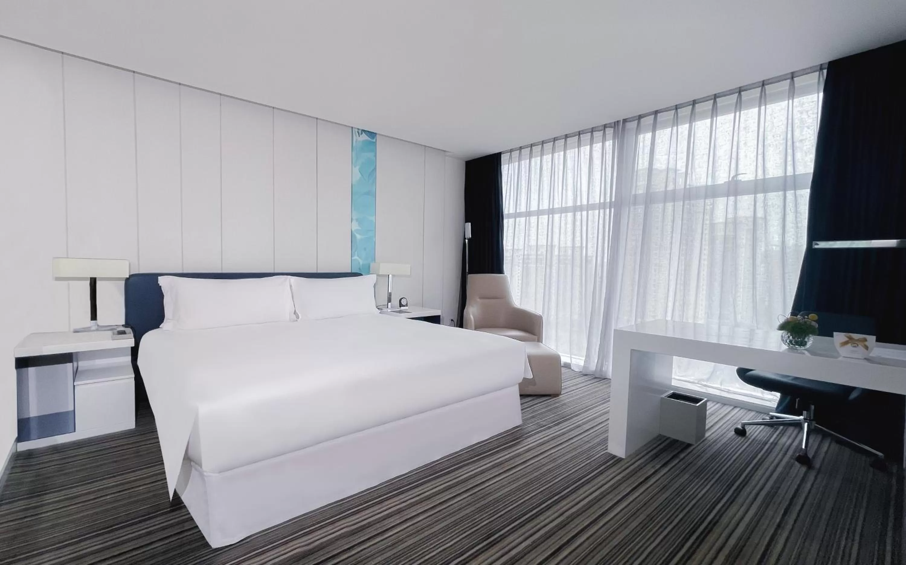 Bedroom, Bed in Grand Mercure Shanghai Century Park