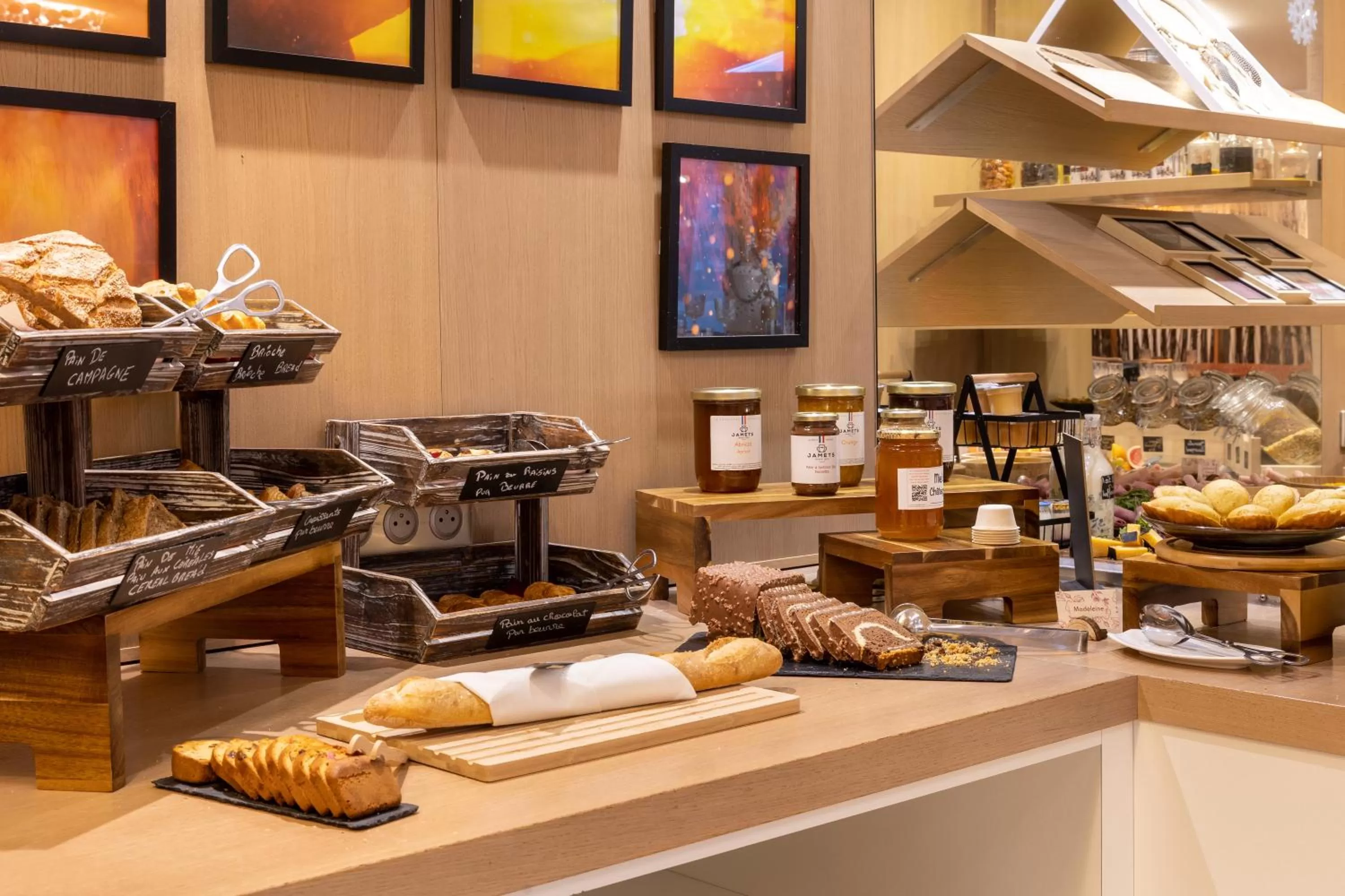 Food and drinks in Aiden by Best Western Paris Roissy CDG