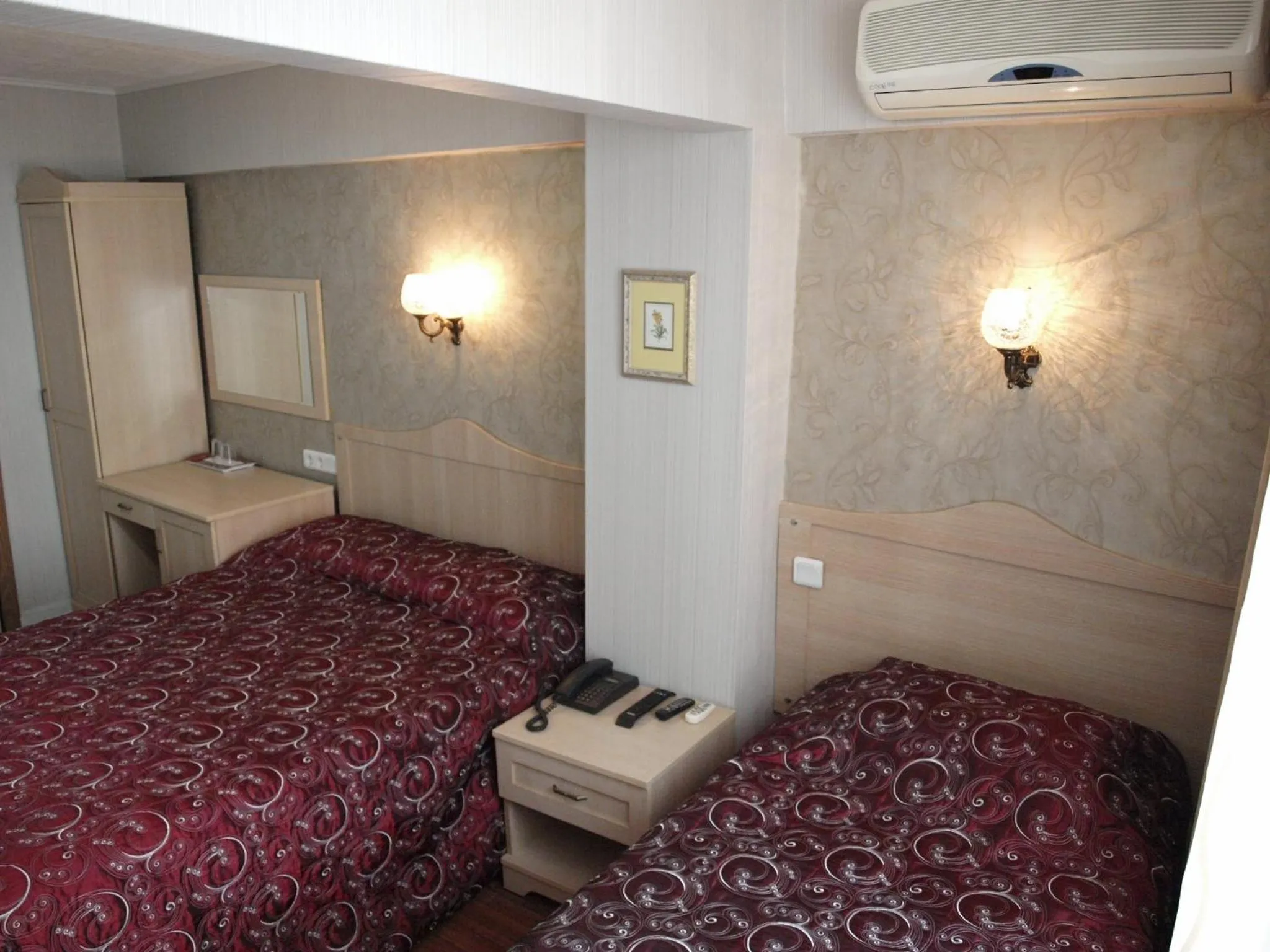 Photo of the whole room, Bed in Hotel Nezih Istanbul